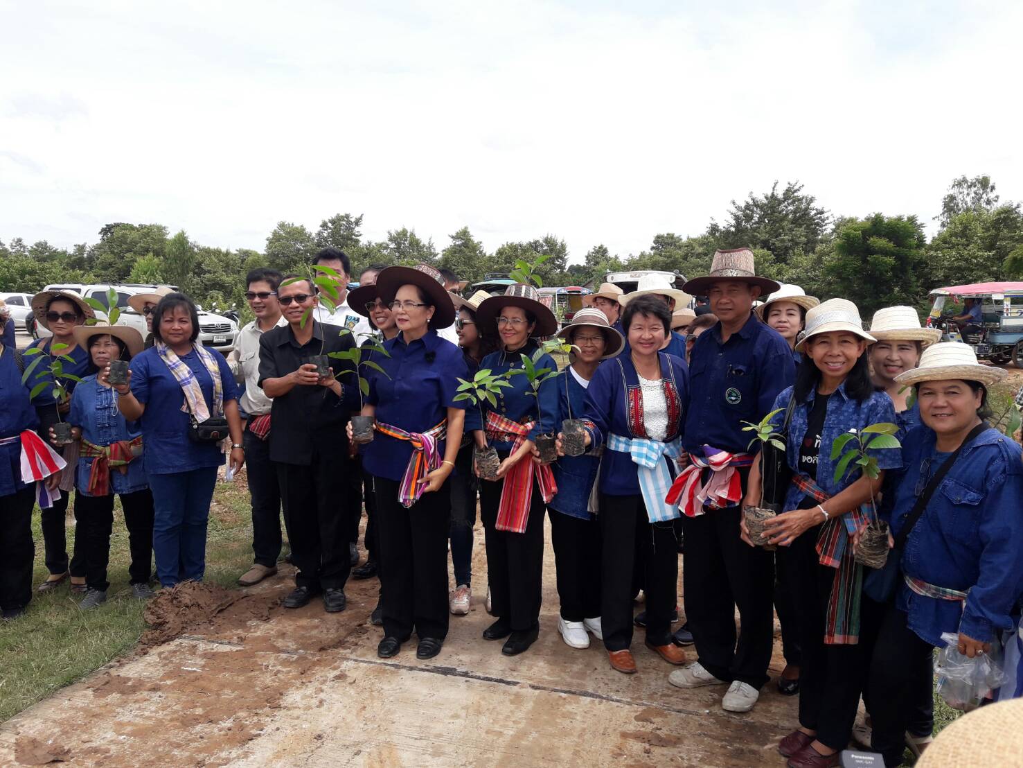 25 กรกฎาคม 2560  จังหวัดมหาสารคาม ร่วมกับองค์กรสตรีจังหวัดมหาสารคาม  จัดโครงการ “รวมพลังสตรี ทำความดีถวายในหลวง รัชกาลที่ 10” เนื่องในโอกาสวันเฉลิมพระชนมพรรษา  65 พรรษา 28 กรกฎาคม 2560