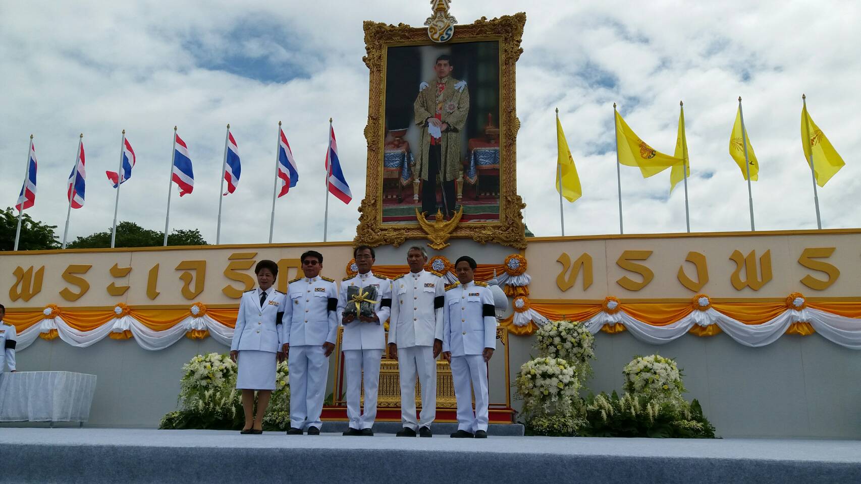 21 กรกฎาคม 2560 เวลา 10.00น. นายเสน่ห์  นนทะโชติ ผู้ว่าราชการจังหวัดมหาสารคาม พร้อมด้วยหัวหน้าส่วนราชจังหวัดร่วมพิธีรับมอบเสื้อยืดคอโปโลสีดำ พระราชทาน
