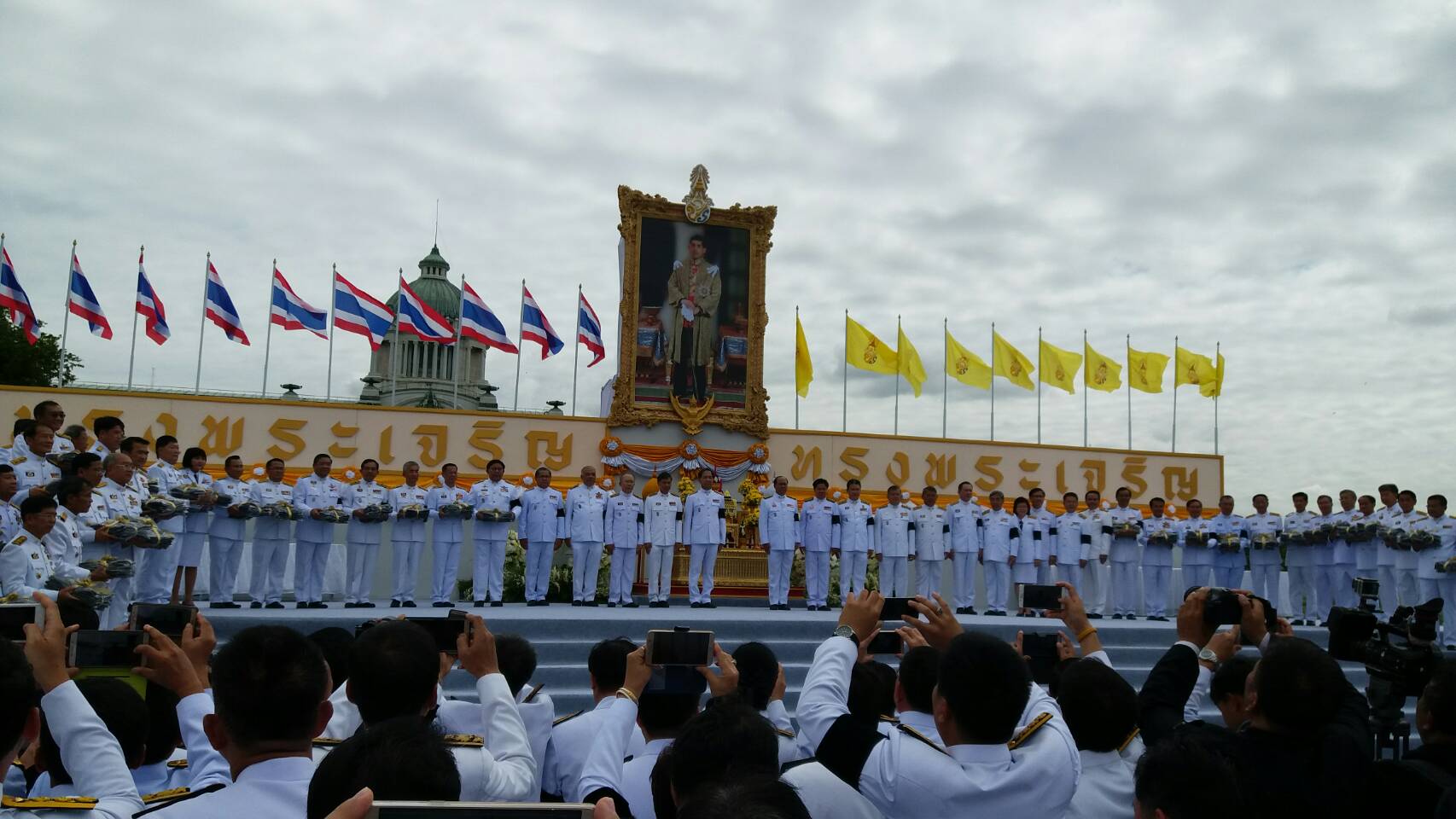 21 กรกฎาคม 2560 เวลา 10.00น. นายเสน่ห์  นนทะโชติ ผู้ว่าราชการจังหวัดมหาสารคาม พร้อมด้วยหัวหน้าส่วนราชจังหวัดร่วมพิธีรับมอบเสื้อยืดคอโปโลสีดำ พระราชทาน