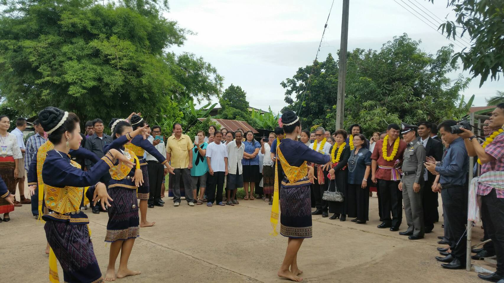 20 กรกฎาคม 2560 นางสาวศศิธร ปัญญาไว พัฒนาการจังหวัดมหาสารคาม  เป็นประธานคณะกรรมการประกวดหมู่บ้านเศรษฐกิจพอเพียงดีเด่น ปี 2560  ตามโครงการมหาสารคามน้อมนำปรัชญาเศรษฐกิจพอเพียง  เพื่อพัฒนาคุณภาพในชุมชน ณ บ้านนาภู หมู่ 18 ตำบลแกดำ จังหวัดมหาสารคาม  Copy