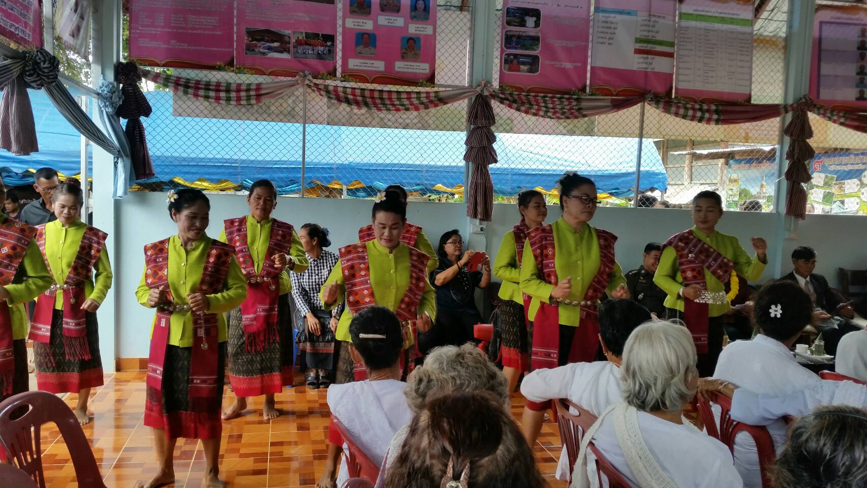 20 กรกฎาคม 2560 นางสาวศศิธร ปัญญาไว พัฒนาการจังหวัดมหาสารคาม  เป็นประธานคณะกรรมการประกวดหมู่บ้านเศรษฐกิจพอเพียงดีเด่น ปี 2560  ตามโครงการมหาสารคามน้อมนำปรัชญาเศรษฐกิจพอเพียง  เพื่อพัฒนาคุณภาพในชุมชน ณ บ้านนาภู หมู่ 18 ตำบลแกดำ จังหวัดมหาสารคาม  Copy