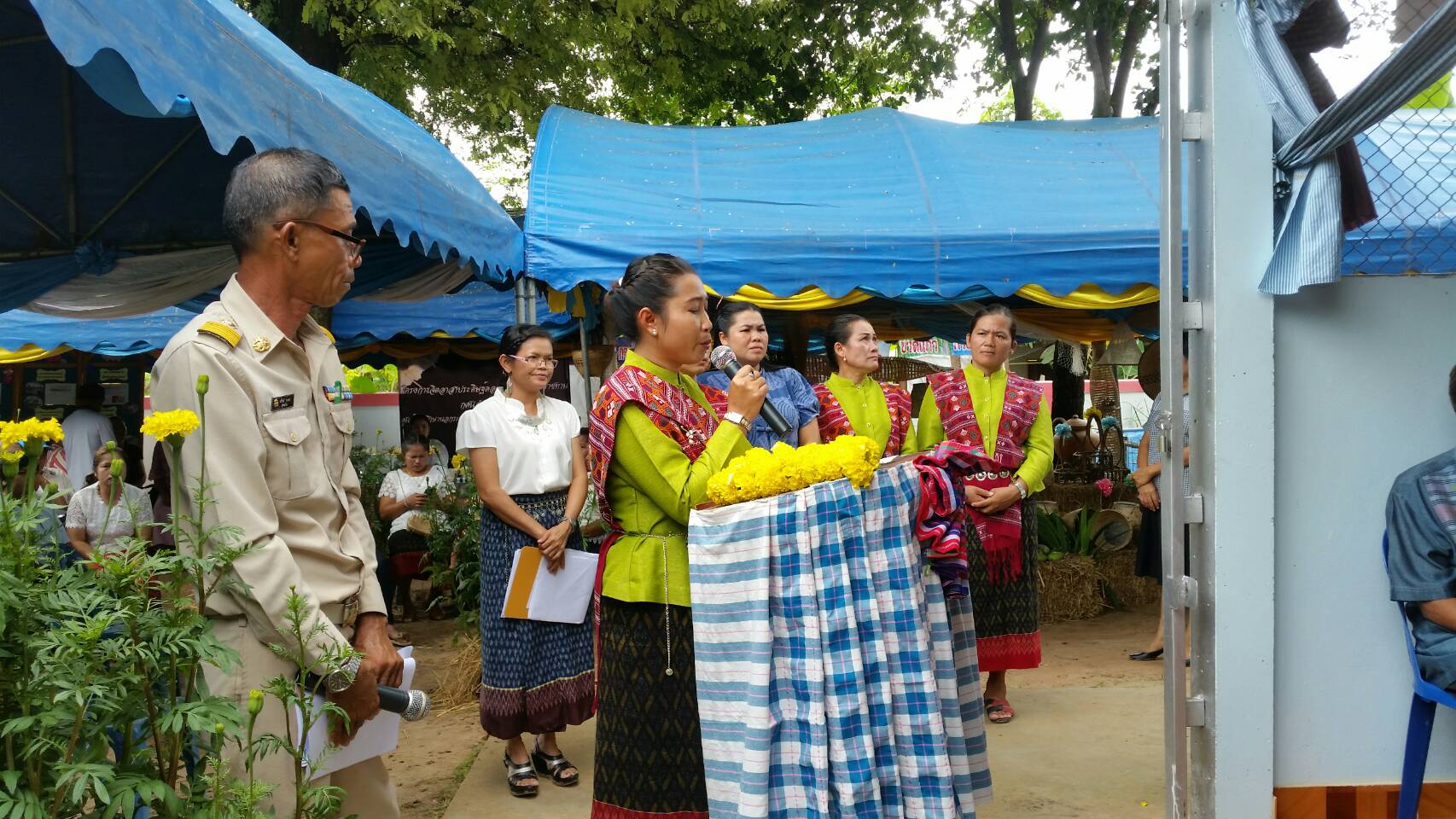 20 กรกฎาคม 2560 นางสาวศศิธร ปัญญาไว พัฒนาการจังหวัดมหาสารคาม  เป็นประธานคณะกรรมการประกวดหมู่บ้านเศรษฐกิจพอเพียงดีเด่น ปี 2560  ตามโครงการมหาสารคามน้อมนำปรัชญาเศรษฐกิจพอเพียง  เพื่อพัฒนาคุณภาพในชุมชน ณ บ้านนาภู หมู่ 18 ตำบลแกดำ จังหวัดมหาสารคาม  Copy