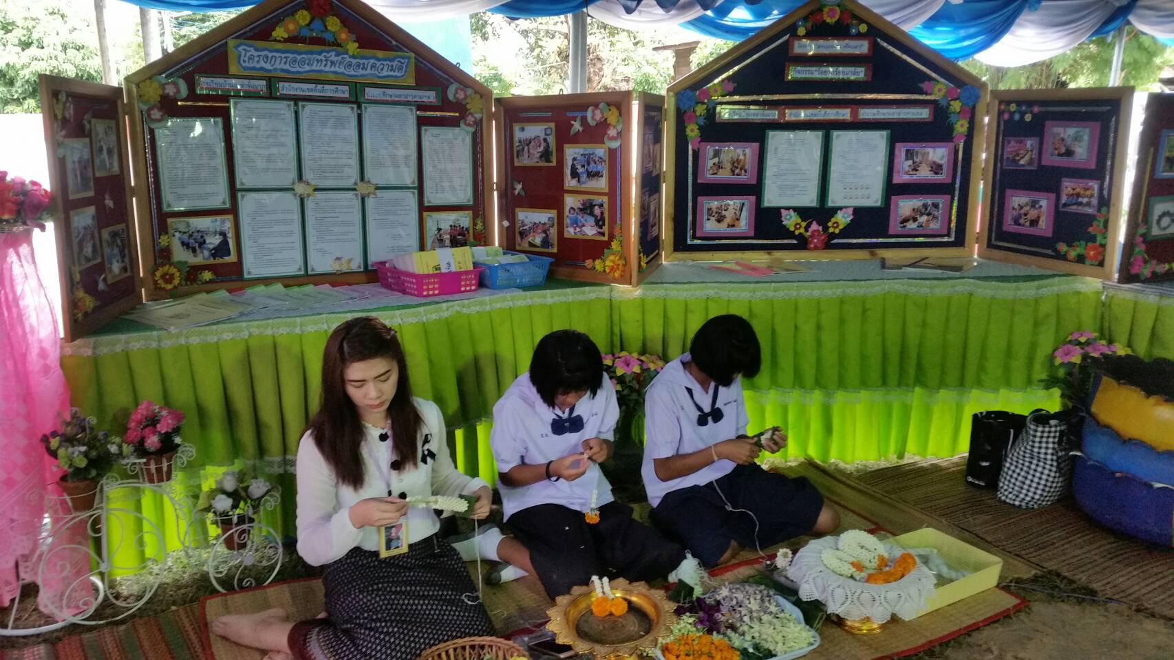 20 กรกฎาคม 2560 นางสาวศศิธร ปัญญาไว พัฒนาการจังหวัดมหาสารคาม  เป็นประธานคณะกรรมการประกวดหมู่บ้านเศรษฐกิจพอเพียงดีเด่น ปี 2560  ตามโครงการมหาสารคามน้อมนำปรัชญาเศรษฐกิจพอเพียง  เพื่อพัฒนาคุณภาพในชุมชน ณ บ้านนาภู หมู่ 18 ตำบลแกดำ จังหวัดมหาสารคาม  Copy