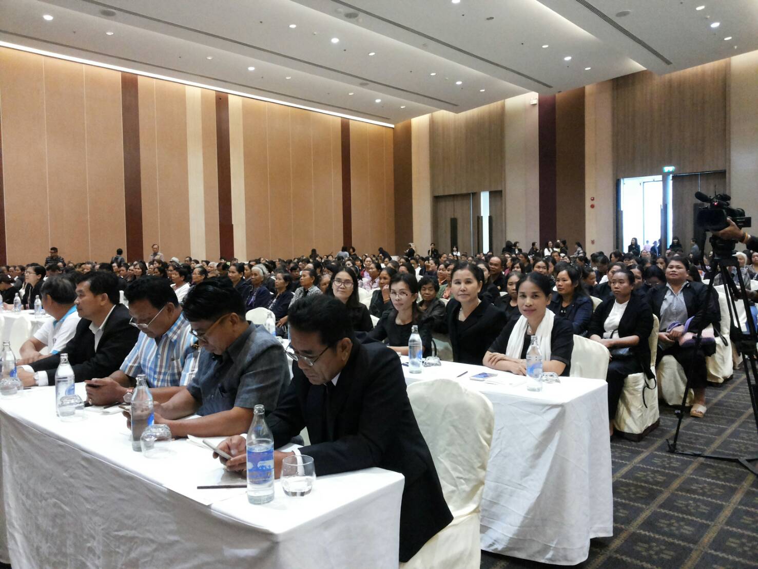 27 กรกฎาคม 2560 หัวหน้ากลุ่มงานส่งเสริมฯ พร้อมด้วยพัฒนาการอำเภอและเจ้าหน้าที่พัฒนาชุมชนร่วมงาน “เวทีแสดงผลงานและส่งมอบผลิตภัณฑ์ต้นแบบ ร้อยแก่นสารสินธุ์ โครงการพัฒนาคุณภาพผลิตภัณฑ์ กลุ่มปรับตัวสู่การพัฒนา (กลุ่ม D) กิจกรรมย่อยที่ 2  การพัฒนายกระดับผลิตภัณฑ์ ณ ห้องคอนเวนชัน โรงแรมอวานี ขอนแก่นโฮเทล จังหวัดขอนแก่น