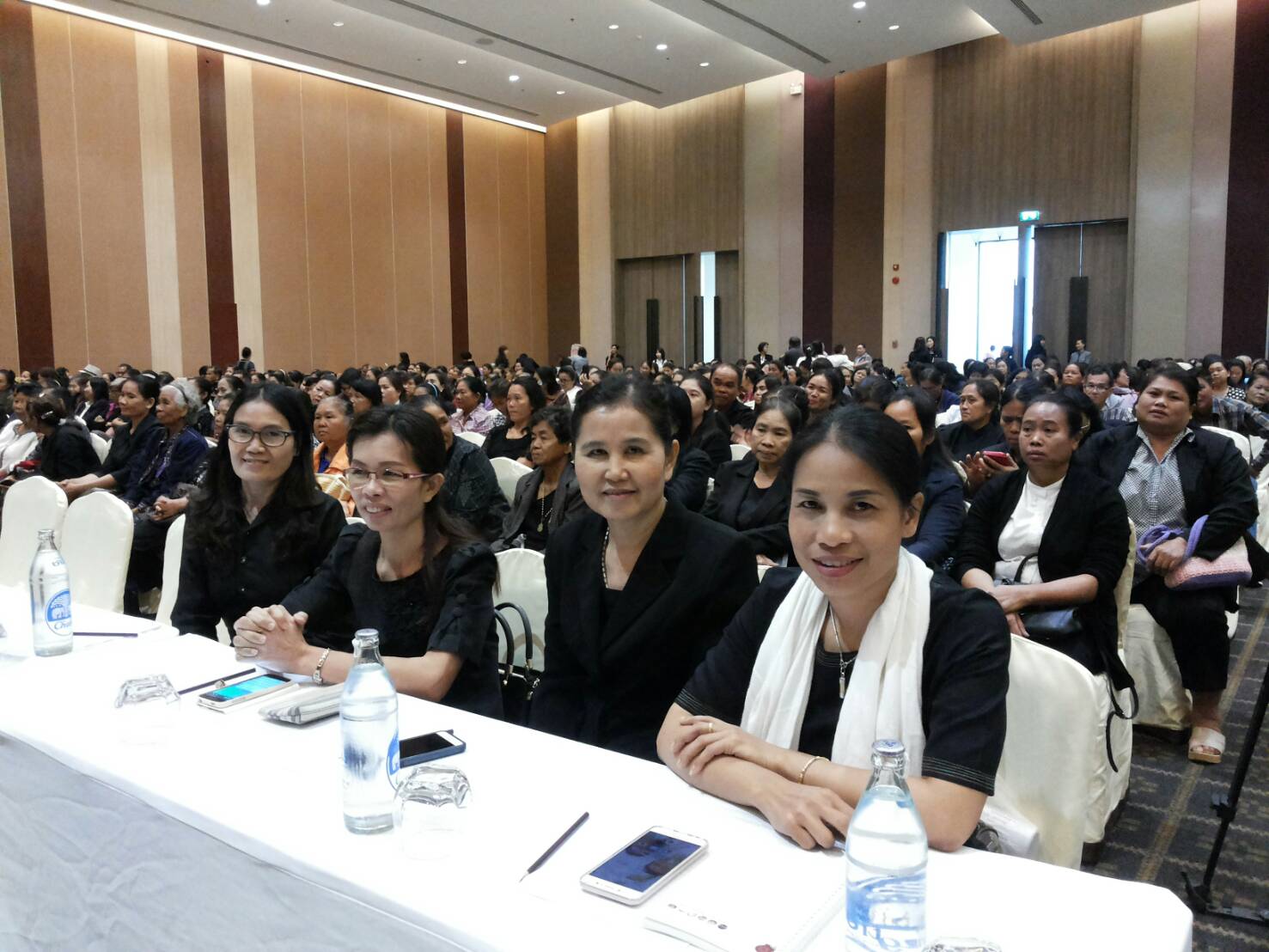 27 กรกฎาคม 2560 หัวหน้ากลุ่มงานส่งเสริมฯ พร้อมด้วยพัฒนาการอำเภอและเจ้าหน้าที่พัฒนาชุมชนร่วมงาน “เวทีแสดงผลงานและส่งมอบผลิตภัณฑ์ต้นแบบ ร้อยแก่นสารสินธุ์ โครงการพัฒนาคุณภาพผลิตภัณฑ์ กลุ่มปรับตัวสู่การพัฒนา (กลุ่ม D) กิจกรรมย่อยที่ 2  การพัฒนายกระดับผลิตภัณฑ์ ณ ห้องคอนเวนชัน โรงแรมอวานี ขอนแก่นโฮเทล จังหวัดขอนแก่น