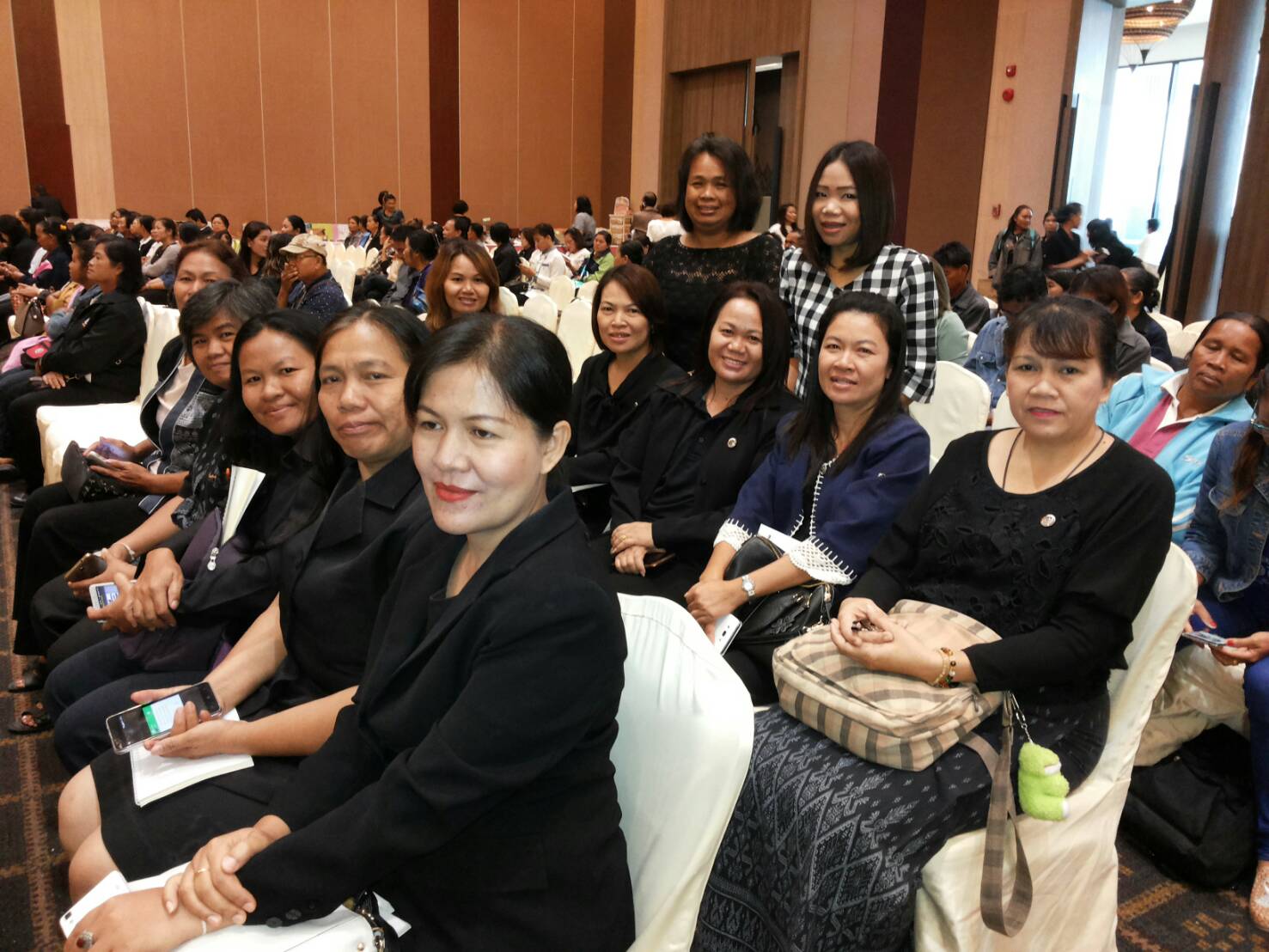 27 กรกฎาคม 2560 หัวหน้ากลุ่มงานส่งเสริมฯ พร้อมด้วยพัฒนาการอำเภอและเจ้าหน้าที่พัฒนาชุมชนร่วมงาน “เวทีแสดงผลงานและส่งมอบผลิตภัณฑ์ต้นแบบ ร้อยแก่นสารสินธุ์ โครงการพัฒนาคุณภาพผลิตภัณฑ์ กลุ่มปรับตัวสู่การพัฒนา (กลุ่ม D) กิจกรรมย่อยที่ 2  การพัฒนายกระดับผลิตภัณฑ์ ณ ห้องคอนเวนชัน โรงแรมอวานี ขอนแก่นโฮเทล จังหวัดขอนแก่น