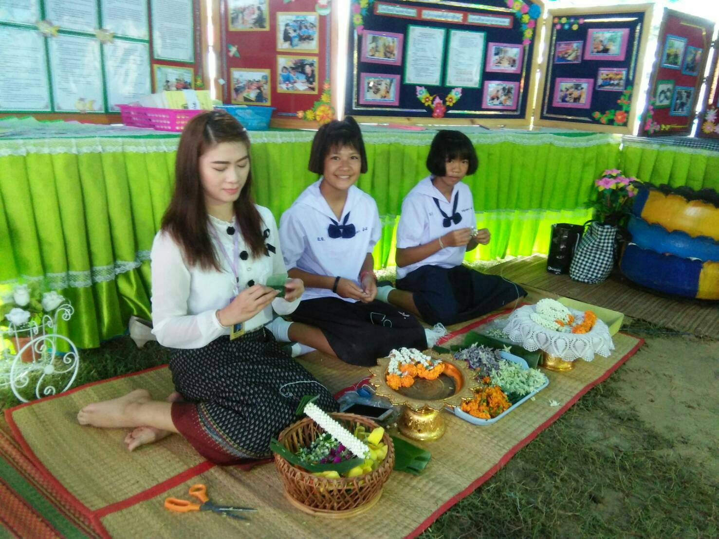 20 กรกฎาคม 2560 นางสาวศศิธร ปัญญาไว พัฒนาการจังหวัดมหาสารคาม  เป็นประธานคณะกรรมการประกวดหมู่บ้านเศรษฐกิจพอเพียงดีเด่น ปี 2560  ตามโครงการมหาสารคามน้อมนำปรัชญาเศรษฐกิจพอเพียง  เพื่อพัฒนาคุณภาพในชุมชน ณ บ้านนาภู หมู่ 18 ตำบลแกดำ จังหวัดมหาสารคาม  Copy