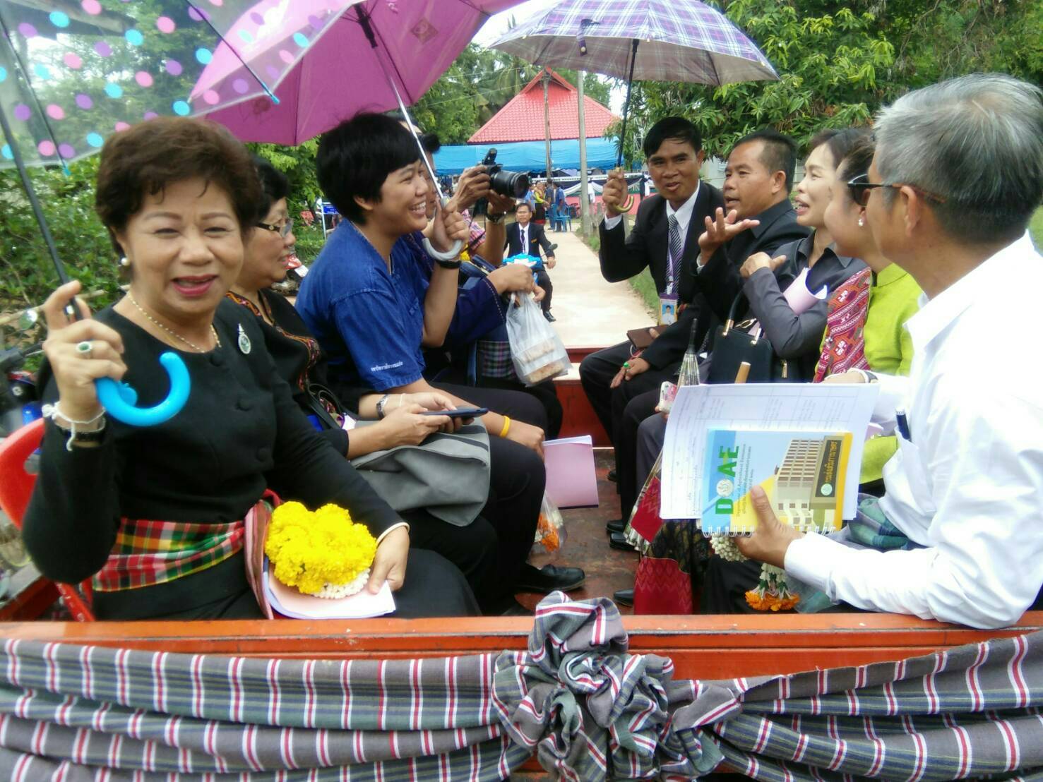 20 กรกฎาคม 2560 นางสาวศศิธร ปัญญาไว พัฒนาการจังหวัดมหาสารคาม  เป็นประธานคณะกรรมการประกวดหมู่บ้านเศรษฐกิจพอเพียงดีเด่น ปี 2560  ตามโครงการมหาสารคามน้อมนำปรัชญาเศรษฐกิจพอเพียง  เพื่อพัฒนาคุณภาพในชุมชน ณ บ้านนาภู หมู่ 18 ตำบลแกดำ จังหวัดมหาสารคาม  Copy