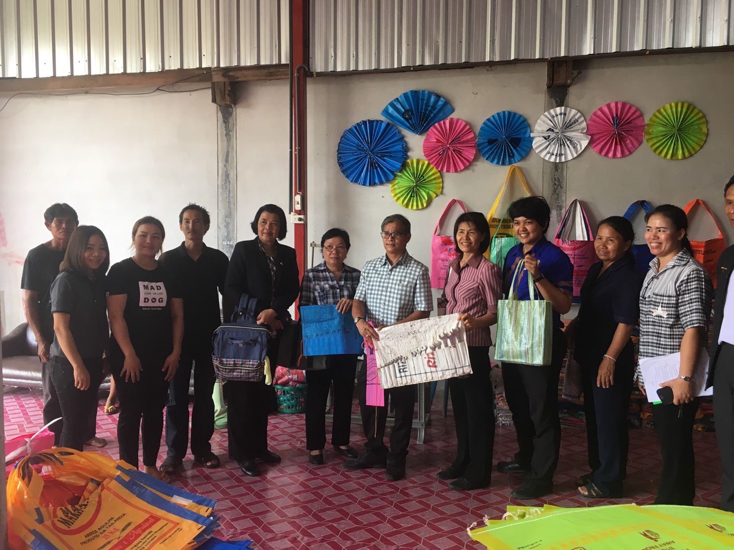 21 กรกฎาคม 2560 คณะกรรมการประกวดหมู่บ้านเศรษฐกิจพอเพียงดีเด่น ปี 2560 ตามโครงการมหาสารคามน้อมนำปรัชญาเศรษฐกิจพอเพียงเพื่อพัฒนาคุณภาพในชุมชน ณ บ้านหนองคู หมู่ที่ 6 ตำบลเหล่าดอกไม้ อำเภอชื่นชม จังหวัดมหาสารคาม