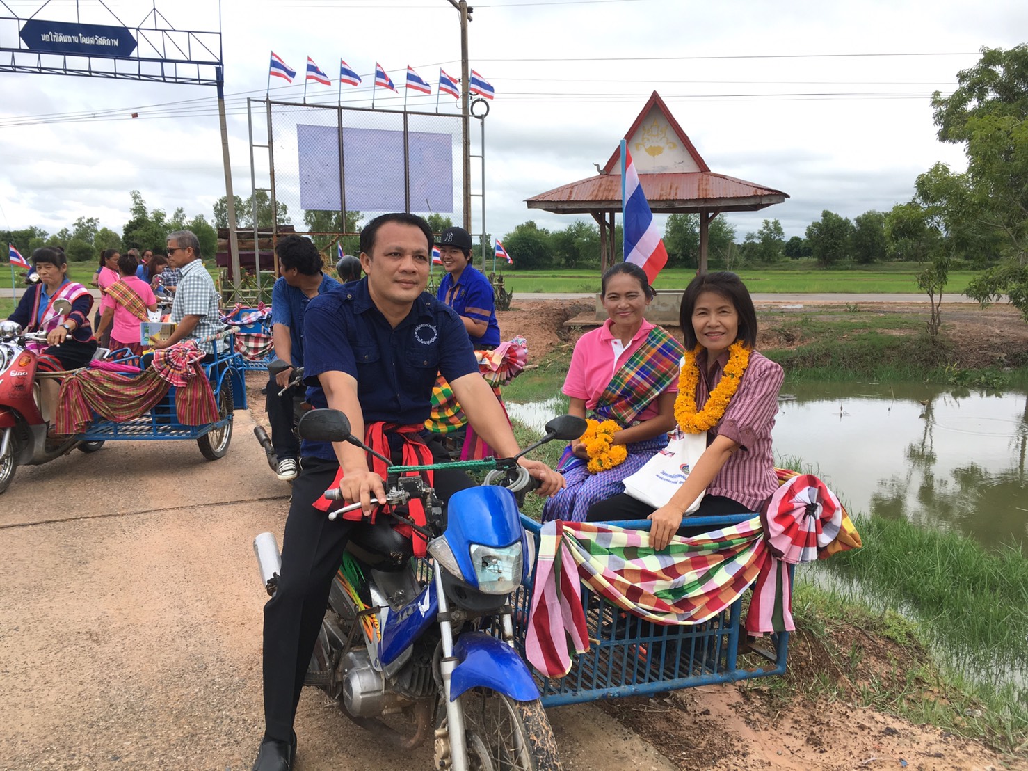 21 กรกฎาคม 2560 คณะกรรมการประกวดหมู่บ้านเศรษฐกิจพอเพียงดีเด่น ปี 2560  ตามโครงการมหาสารคามน้อมนำปรัชญาเศรษฐกิจพอเพียงเพื่อพัฒนาคุณภาพในชุมชน ณ บ้านโนนสูงน้อย  หมู่ที่ 10 ตำบลดอนเงิน อำเภอเชียงยืน จังหวัดมหาสารคาม