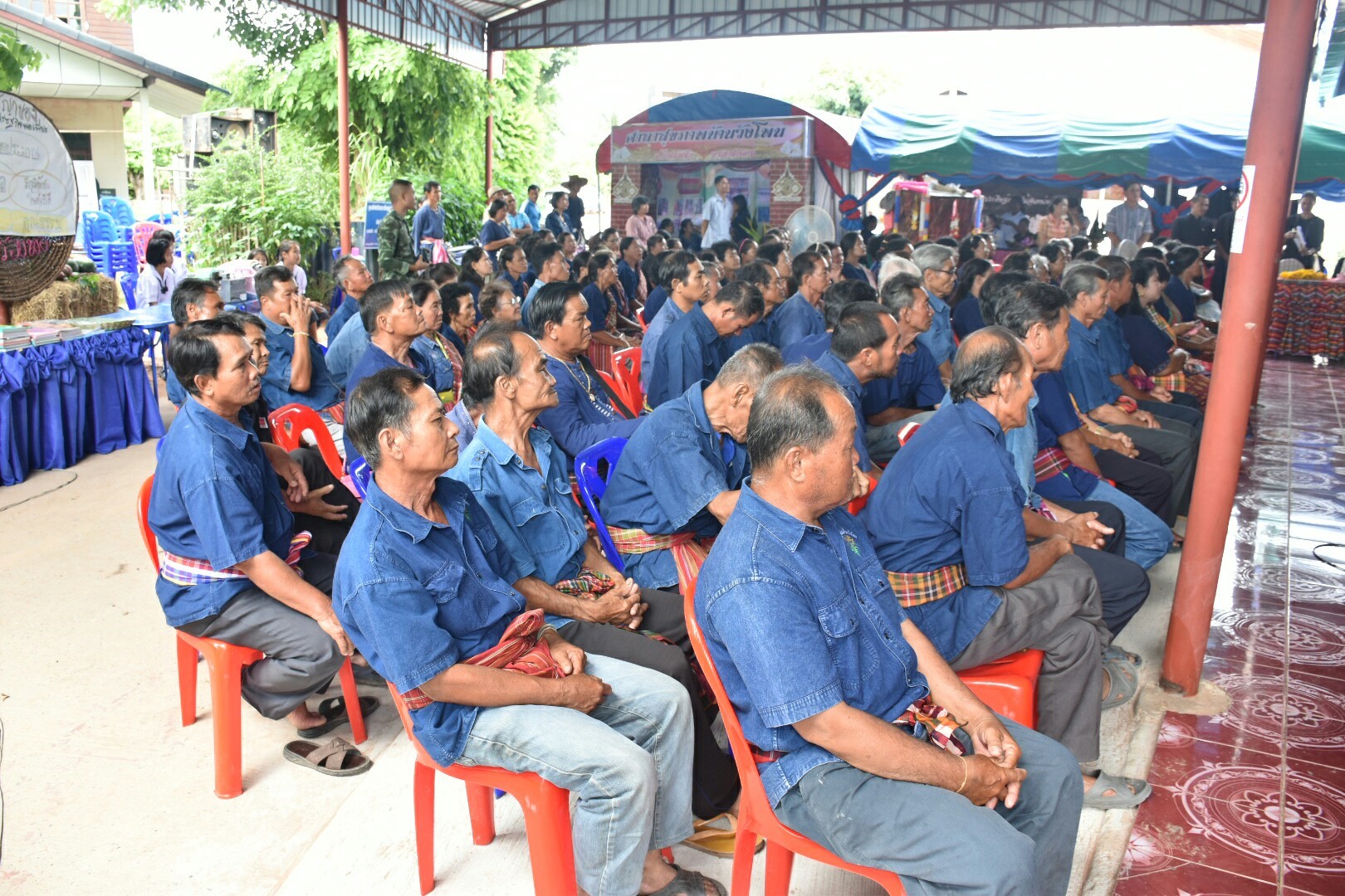 3 กรกฎาคม 2560  นางไพเราะ รอยตระกูล รองผู้ว่าราชการจังหวัดมหาสารคาม เป็นประธานคณะกรรมการคัดสรรหมู่บ้านเศรษฐกิจพอเพียง  “อยู่เย็น เป็นสุข” ดีเด่น ระดับจังหวัด ประจำปี 2560 รอบชิงชนะเลิศ ณ บ้านวังโพน หมู่ที่ 6 ตำบลเขวาไร่  อำเภอโกสุมพิสัย จังหวัดมหาสารคาม
