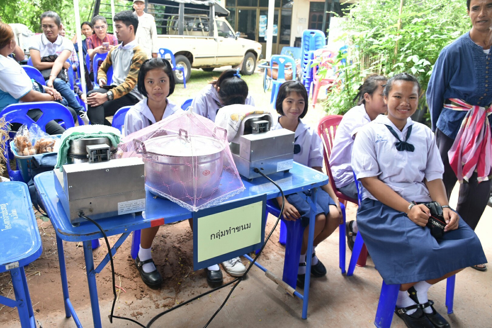 3 กรกฎาคม 2560  นางไพเราะ รอยตระกูล รองผู้ว่าราชการจังหวัดมหาสารคาม เป็นประธานคณะกรรมการคัดสรรหมู่บ้านเศรษฐกิจพอเพียง  “อยู่เย็น เป็นสุข” ดีเด่น ระดับจังหวัด ประจำปี 2560 รอบชิงชนะเลิศ ณ บ้านวังโพน หมู่ที่ 6 ตำบลเขวาไร่  อำเภอโกสุมพิสัย จังหวัดมหาสารคาม