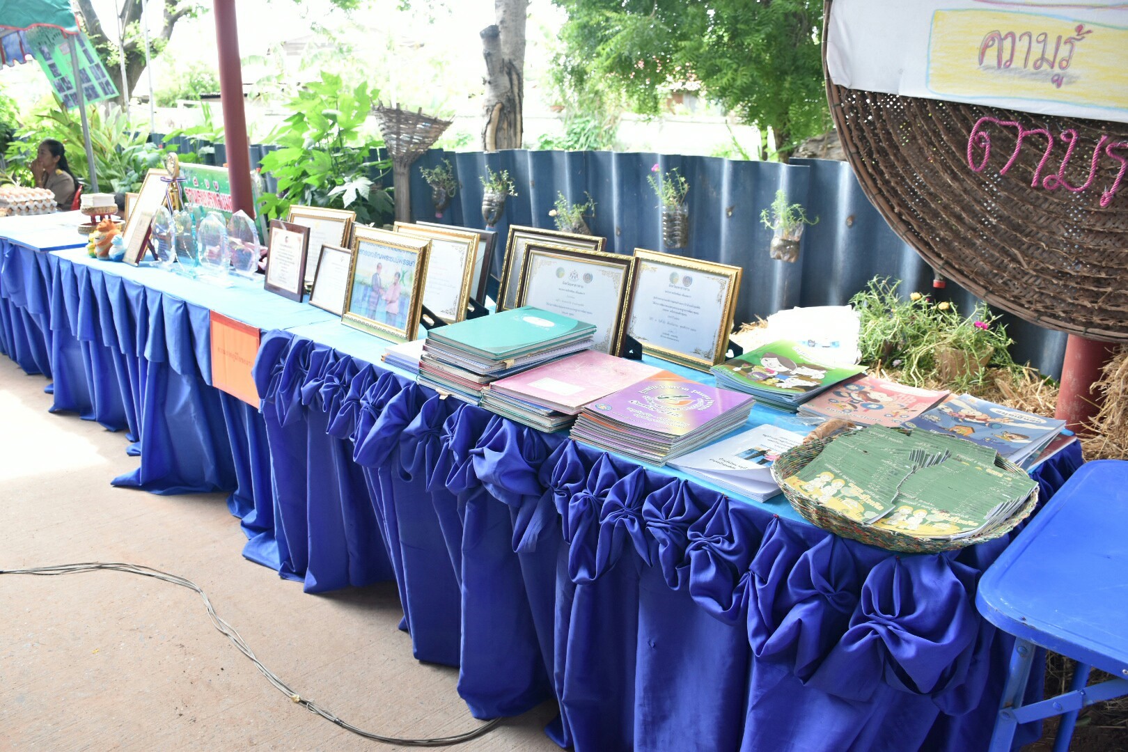 3 กรกฎาคม 2560  นางไพเราะ รอยตระกูล รองผู้ว่าราชการจังหวัดมหาสารคาม เป็นประธานคณะกรรมการคัดสรรหมู่บ้านเศรษฐกิจพอเพียง  “อยู่เย็น เป็นสุข” ดีเด่น ระดับจังหวัด ประจำปี 2560 รอบชิงชนะเลิศ ณ บ้านวังโพน หมู่ที่ 6 ตำบลเขวาไร่  อำเภอโกสุมพิสัย จังหวัดมหาสารคาม
