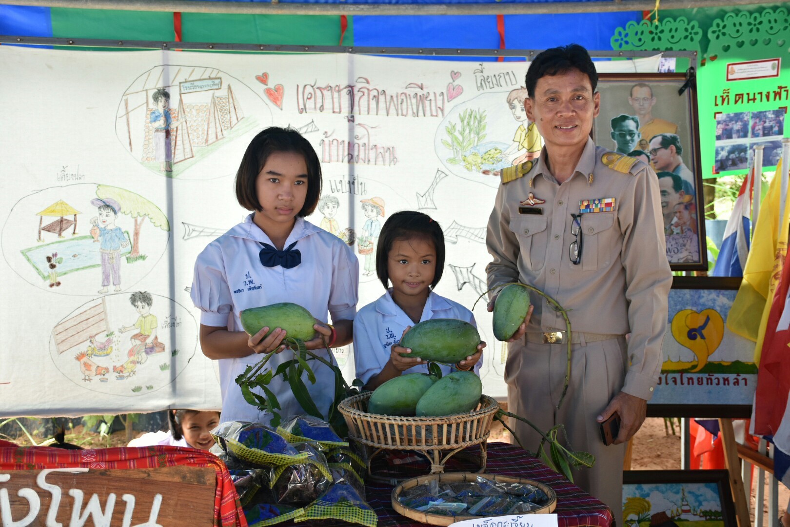 3 กรกฎาคม 2560  นางไพเราะ รอยตระกูล รองผู้ว่าราชการจังหวัดมหาสารคาม เป็นประธานคณะกรรมการคัดสรรหมู่บ้านเศรษฐกิจพอเพียง  “อยู่เย็น เป็นสุข” ดีเด่น ระดับจังหวัด ประจำปี 2560 รอบชิงชนะเลิศ ณ บ้านวังโพน หมู่ที่ 6 ตำบลเขวาไร่  อำเภอโกสุมพิสัย จังหวัดมหาสารคาม