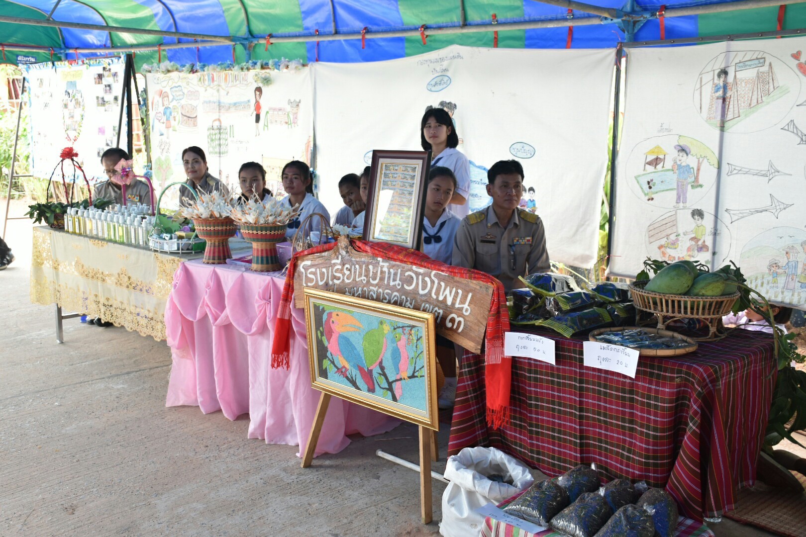3 กรกฎาคม 2560  นางไพเราะ รอยตระกูล รองผู้ว่าราชการจังหวัดมหาสารคาม เป็นประธานคณะกรรมการคัดสรรหมู่บ้านเศรษฐกิจพอเพียง  “อยู่เย็น เป็นสุข” ดีเด่น ระดับจังหวัด ประจำปี 2560 รอบชิงชนะเลิศ ณ บ้านวังโพน หมู่ที่ 6 ตำบลเขวาไร่  อำเภอโกสุมพิสัย จังหวัดมหาสารคาม