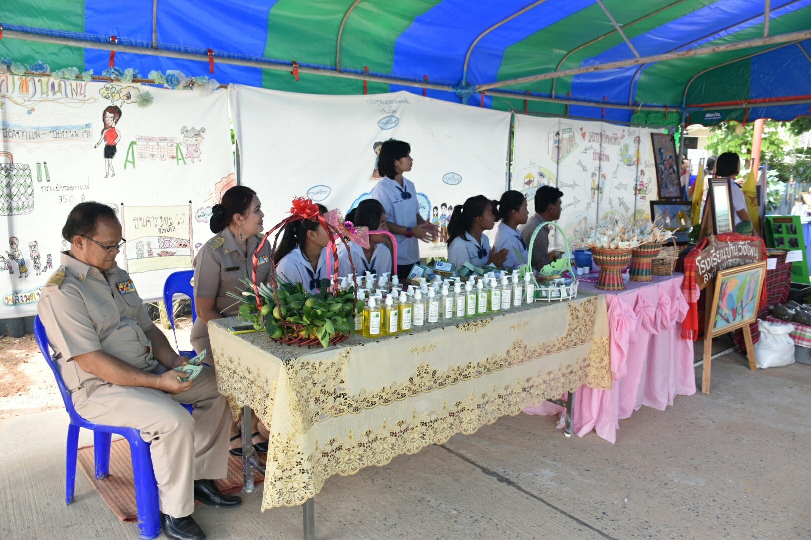 3 กรกฎาคม 2560  นางไพเราะ รอยตระกูล รองผู้ว่าราชการจังหวัดมหาสารคาม เป็นประธานคณะกรรมการคัดสรรหมู่บ้านเศรษฐกิจพอเพียง  “อยู่เย็น เป็นสุข” ดีเด่น ระดับจังหวัด ประจำปี 2560 รอบชิงชนะเลิศ ณ บ้านวังโพน หมู่ที่ 6 ตำบลเขวาไร่  อำเภอโกสุมพิสัย จังหวัดมหาสารคาม