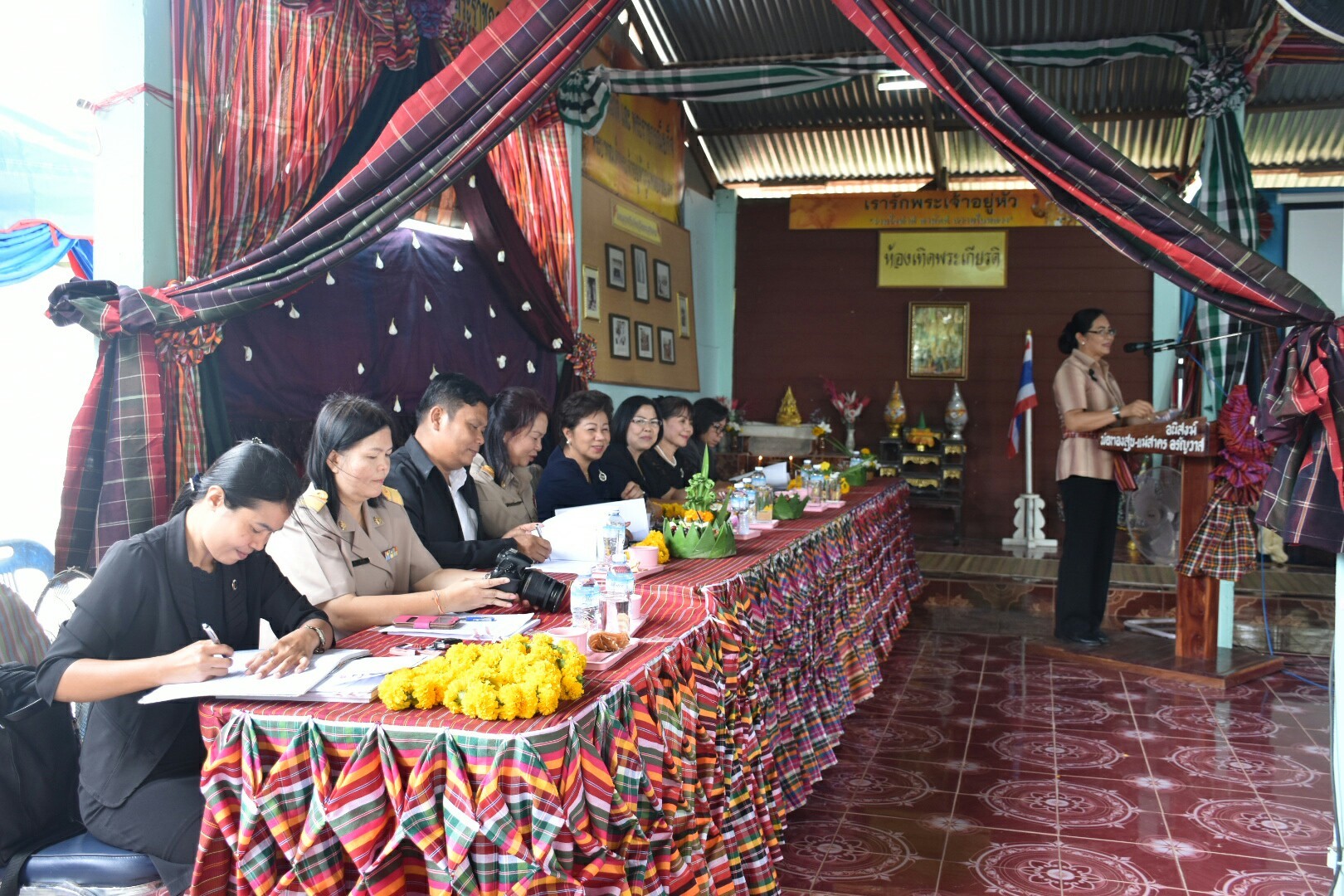 3 กรกฎาคม 2560  นางไพเราะ รอยตระกูล รองผู้ว่าราชการจังหวัดมหาสารคาม เป็นประธานคณะกรรมการคัดสรรหมู่บ้านเศรษฐกิจพอเพียง  “อยู่เย็น เป็นสุข” ดีเด่น ระดับจังหวัด ประจำปี 2560 รอบชิงชนะเลิศ ณ บ้านวังโพน หมู่ที่ 6 ตำบลเขวาไร่  อำเภอโกสุมพิสัย จังหวัดมหาสารคาม