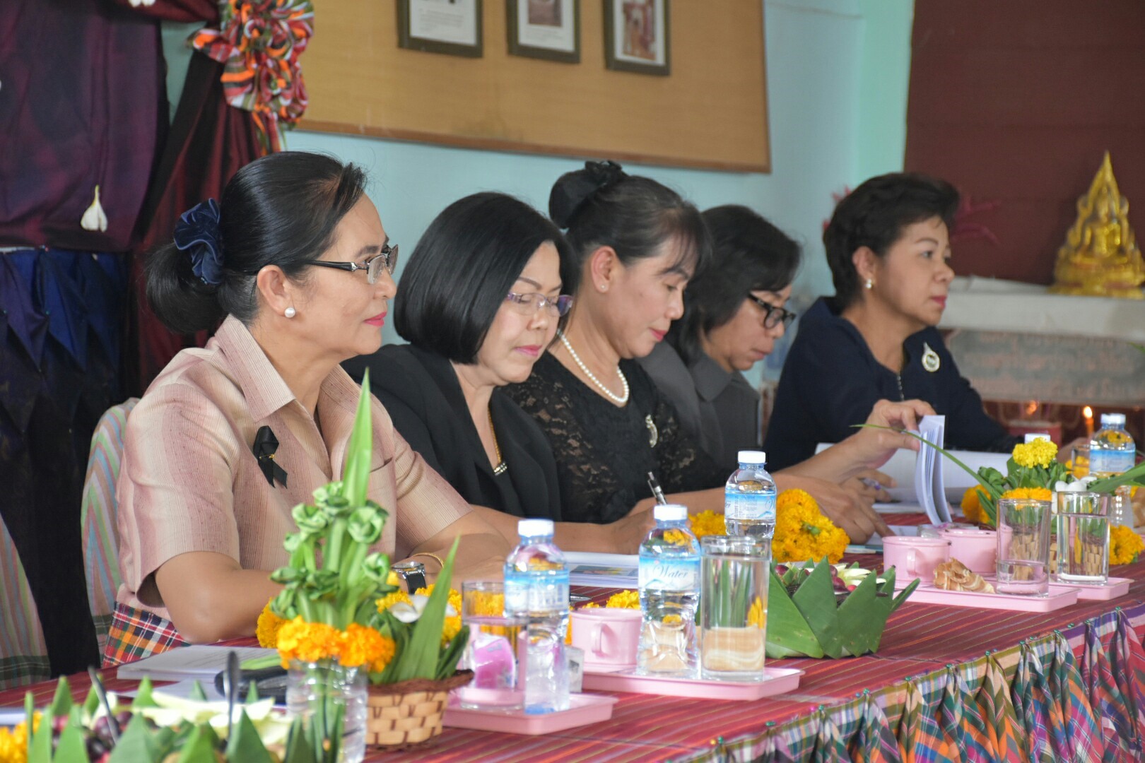 3 กรกฎาคม 2560  นางไพเราะ รอยตระกูล รองผู้ว่าราชการจังหวัดมหาสารคาม เป็นประธานคณะกรรมการคัดสรรหมู่บ้านเศรษฐกิจพอเพียง  “อยู่เย็น เป็นสุข” ดีเด่น ระดับจังหวัด ประจำปี 2560 รอบชิงชนะเลิศ ณ บ้านวังโพน หมู่ที่ 6 ตำบลเขวาไร่  อำเภอโกสุมพิสัย จังหวัดมหาสารคาม