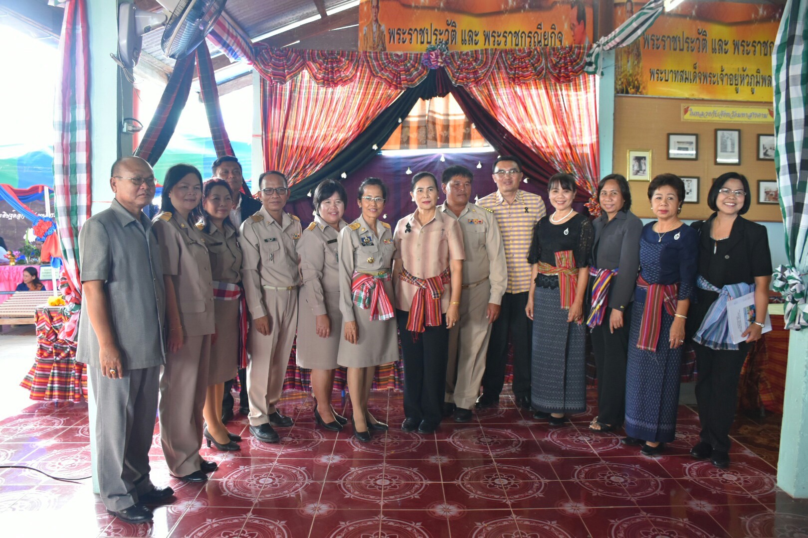 3 กรกฎาคม 2560  นางไพเราะ รอยตระกูล รองผู้ว่าราชการจังหวัดมหาสารคาม เป็นประธานคณะกรรมการคัดสรรหมู่บ้านเศรษฐกิจพอเพียง  “อยู่เย็น เป็นสุข” ดีเด่น ระดับจังหวัด ประจำปี 2560 รอบชิงชนะเลิศ ณ บ้านวังโพน หมู่ที่ 6 ตำบลเขวาไร่  อำเภอโกสุมพิสัย จังหวัดมหาสารคาม