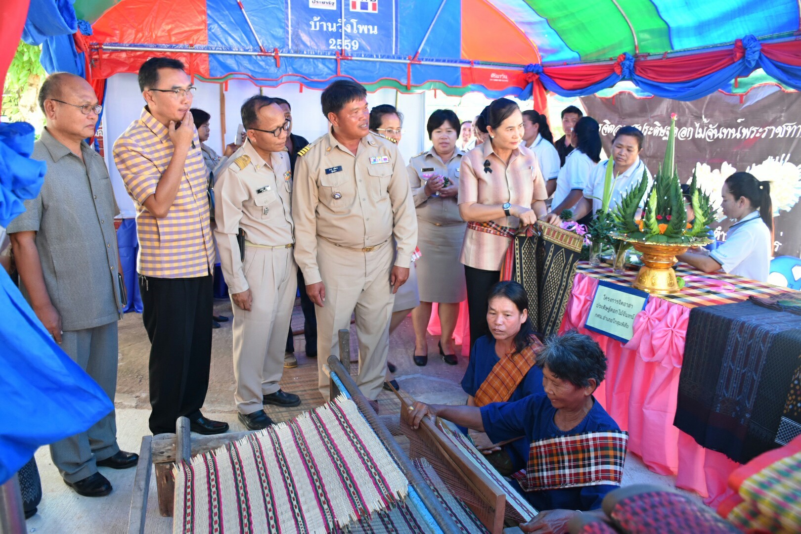 3 กรกฎาคม 2560  นางไพเราะ รอยตระกูล รองผู้ว่าราชการจังหวัดมหาสารคาม เป็นประธานคณะกรรมการคัดสรรหมู่บ้านเศรษฐกิจพอเพียง  “อยู่เย็น เป็นสุข” ดีเด่น ระดับจังหวัด ประจำปี 2560 รอบชิงชนะเลิศ ณ บ้านวังโพน หมู่ที่ 6 ตำบลเขวาไร่  อำเภอโกสุมพิสัย จังหวัดมหาสารคาม
