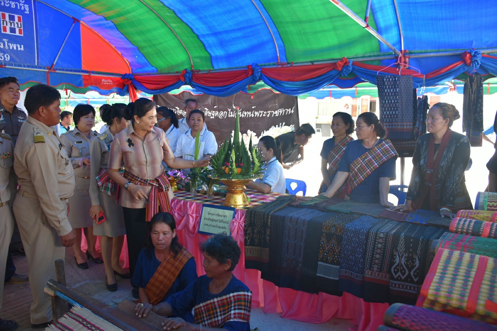 3 กรกฎาคม 2560  นางไพเราะ รอยตระกูล รองผู้ว่าราชการจังหวัดมหาสารคาม เป็นประธานคณะกรรมการคัดสรรหมู่บ้านเศรษฐกิจพอเพียง  “อยู่เย็น เป็นสุข” ดีเด่น ระดับจังหวัด ประจำปี 2560 รอบชิงชนะเลิศ ณ บ้านวังโพน หมู่ที่ 6 ตำบลเขวาไร่  อำเภอโกสุมพิสัย จังหวัดมหาสารคาม