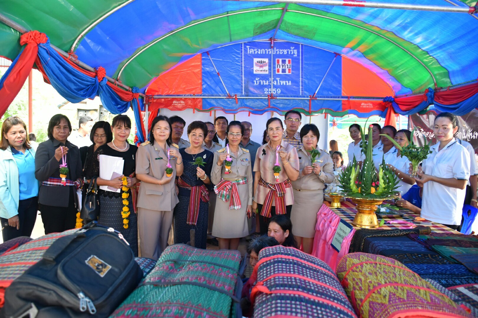 3 กรกฎาคม 2560  นางไพเราะ รอยตระกูล รองผู้ว่าราชการจังหวัดมหาสารคาม เป็นประธานคณะกรรมการคัดสรรหมู่บ้านเศรษฐกิจพอเพียง  “อยู่เย็น เป็นสุข” ดีเด่น ระดับจังหวัด ประจำปี 2560 รอบชิงชนะเลิศ ณ บ้านวังโพน หมู่ที่ 6 ตำบลเขวาไร่  อำเภอโกสุมพิสัย จังหวัดมหาสารคาม