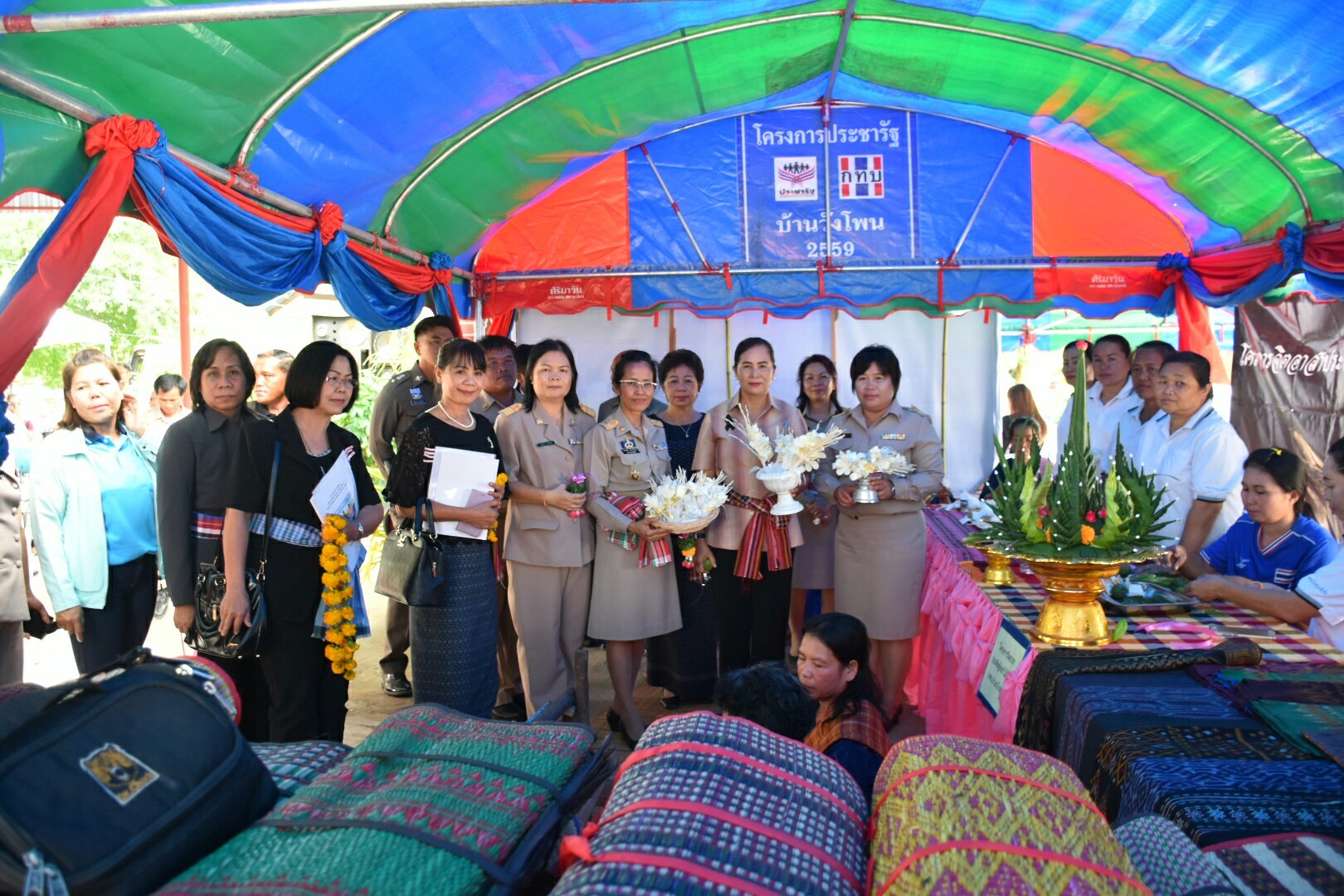 3 กรกฎาคม 2560  นางไพเราะ รอยตระกูล รองผู้ว่าราชการจังหวัดมหาสารคาม เป็นประธานคณะกรรมการคัดสรรหมู่บ้านเศรษฐกิจพอเพียง  “อยู่เย็น เป็นสุข” ดีเด่น ระดับจังหวัด ประจำปี 2560 รอบชิงชนะเลิศ ณ บ้านวังโพน หมู่ที่ 6 ตำบลเขวาไร่  อำเภอโกสุมพิสัย จังหวัดมหาสารคาม