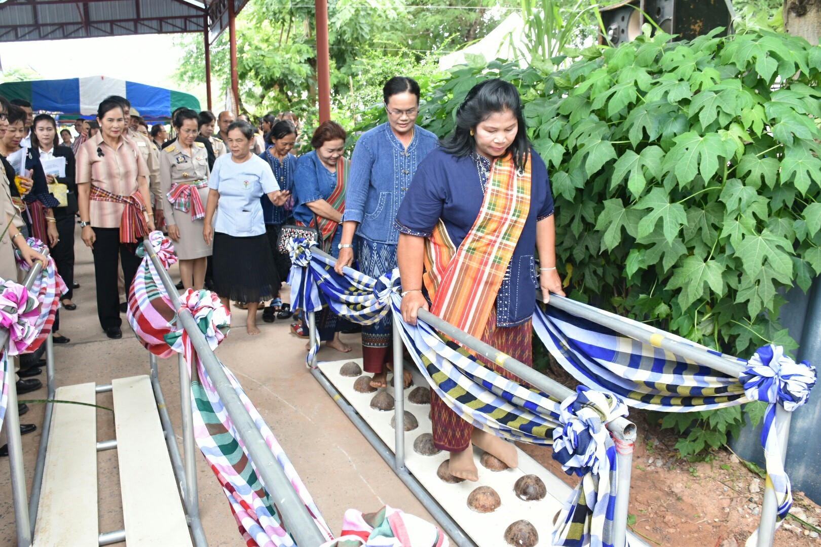 3 กรกฎาคม 2560  นางไพเราะ รอยตระกูล รองผู้ว่าราชการจังหวัดมหาสารคาม เป็นประธานคณะกรรมการคัดสรรหมู่บ้านเศรษฐกิจพอเพียง  “อยู่เย็น เป็นสุข” ดีเด่น ระดับจังหวัด ประจำปี 2560 รอบชิงชนะเลิศ ณ บ้านวังโพน หมู่ที่ 6 ตำบลเขวาไร่  อำเภอโกสุมพิสัย จังหวัดมหาสารคาม