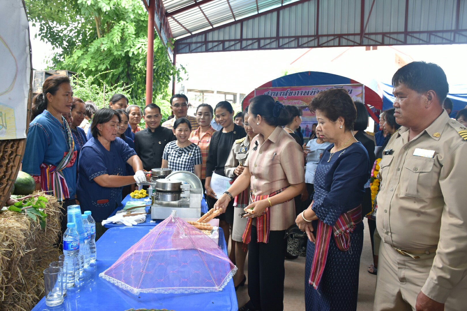 3 กรกฎาคม 2560  นางไพเราะ รอยตระกูล รองผู้ว่าราชการจังหวัดมหาสารคาม เป็นประธานคณะกรรมการคัดสรรหมู่บ้านเศรษฐกิจพอเพียง  “อยู่เย็น เป็นสุข” ดีเด่น ระดับจังหวัด ประจำปี 2560 รอบชิงชนะเลิศ ณ บ้านวังโพน หมู่ที่ 6 ตำบลเขวาไร่  อำเภอโกสุมพิสัย จังหวัดมหาสารคาม