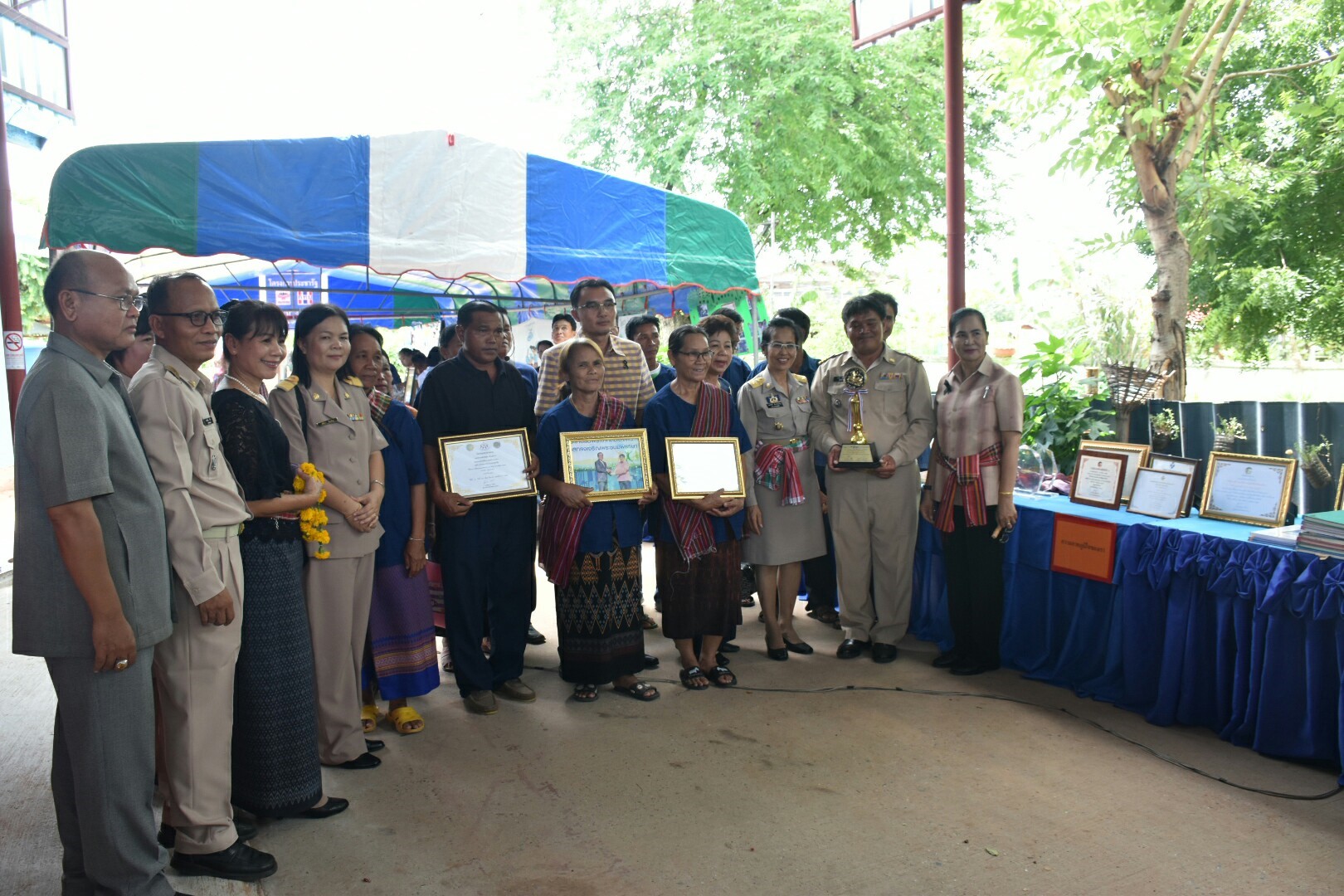 3 กรกฎาคม 2560  นางไพเราะ รอยตระกูล รองผู้ว่าราชการจังหวัดมหาสารคาม เป็นประธานคณะกรรมการคัดสรรหมู่บ้านเศรษฐกิจพอเพียง  “อยู่เย็น เป็นสุข” ดีเด่น ระดับจังหวัด ประจำปี 2560 รอบชิงชนะเลิศ ณ บ้านวังโพน หมู่ที่ 6 ตำบลเขวาไร่  อำเภอโกสุมพิสัย จังหวัดมหาสารคาม