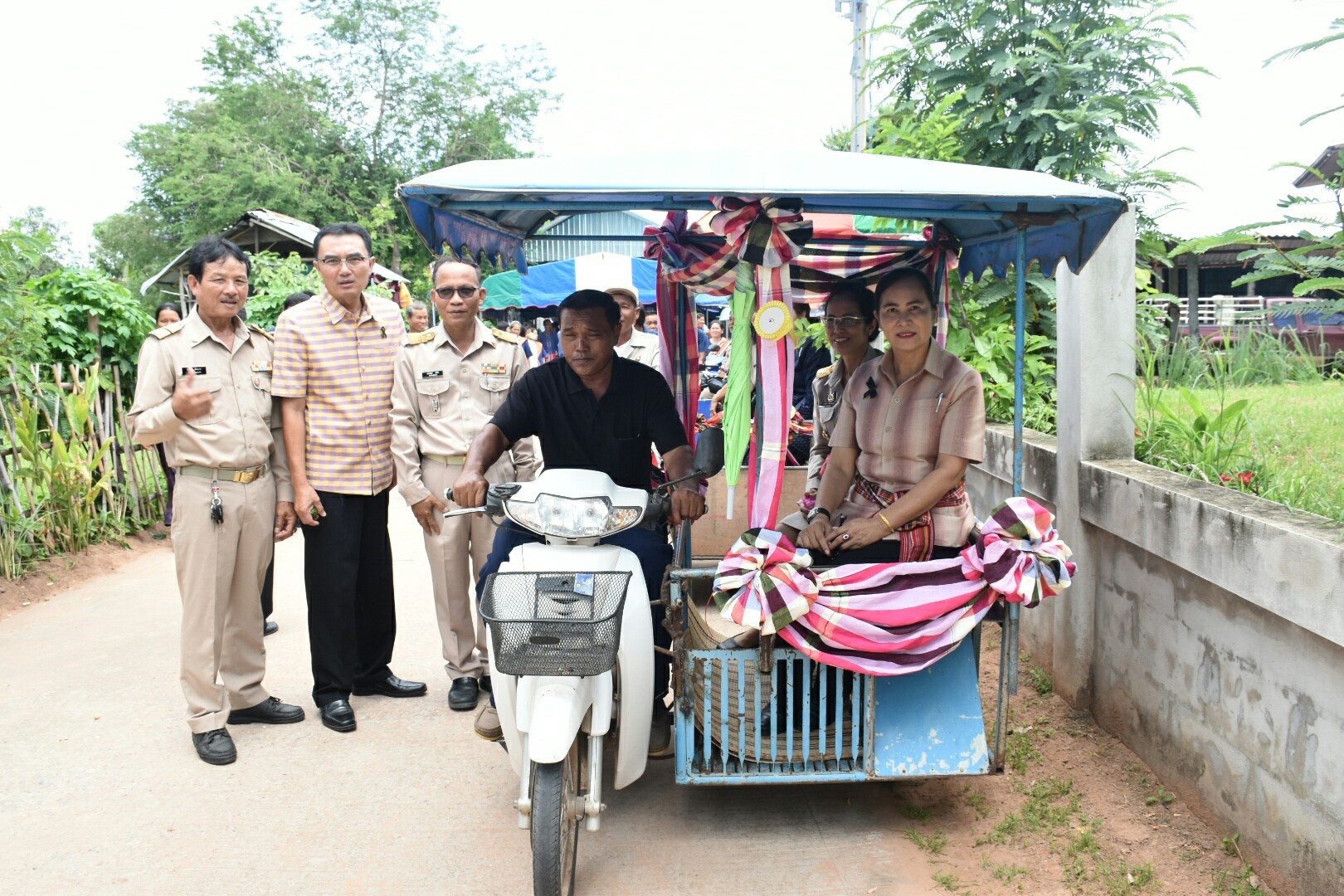 3 กรกฎาคม 2560  นางไพเราะ รอยตระกูล รองผู้ว่าราชการจังหวัดมหาสารคาม เป็นประธานคณะกรรมการคัดสรรหมู่บ้านเศรษฐกิจพอเพียง  “อยู่เย็น เป็นสุข” ดีเด่น ระดับจังหวัด ประจำปี 2560 รอบชิงชนะเลิศ ณ บ้านวังโพน หมู่ที่ 6 ตำบลเขวาไร่  อำเภอโกสุมพิสัย จังหวัดมหาสารคาม