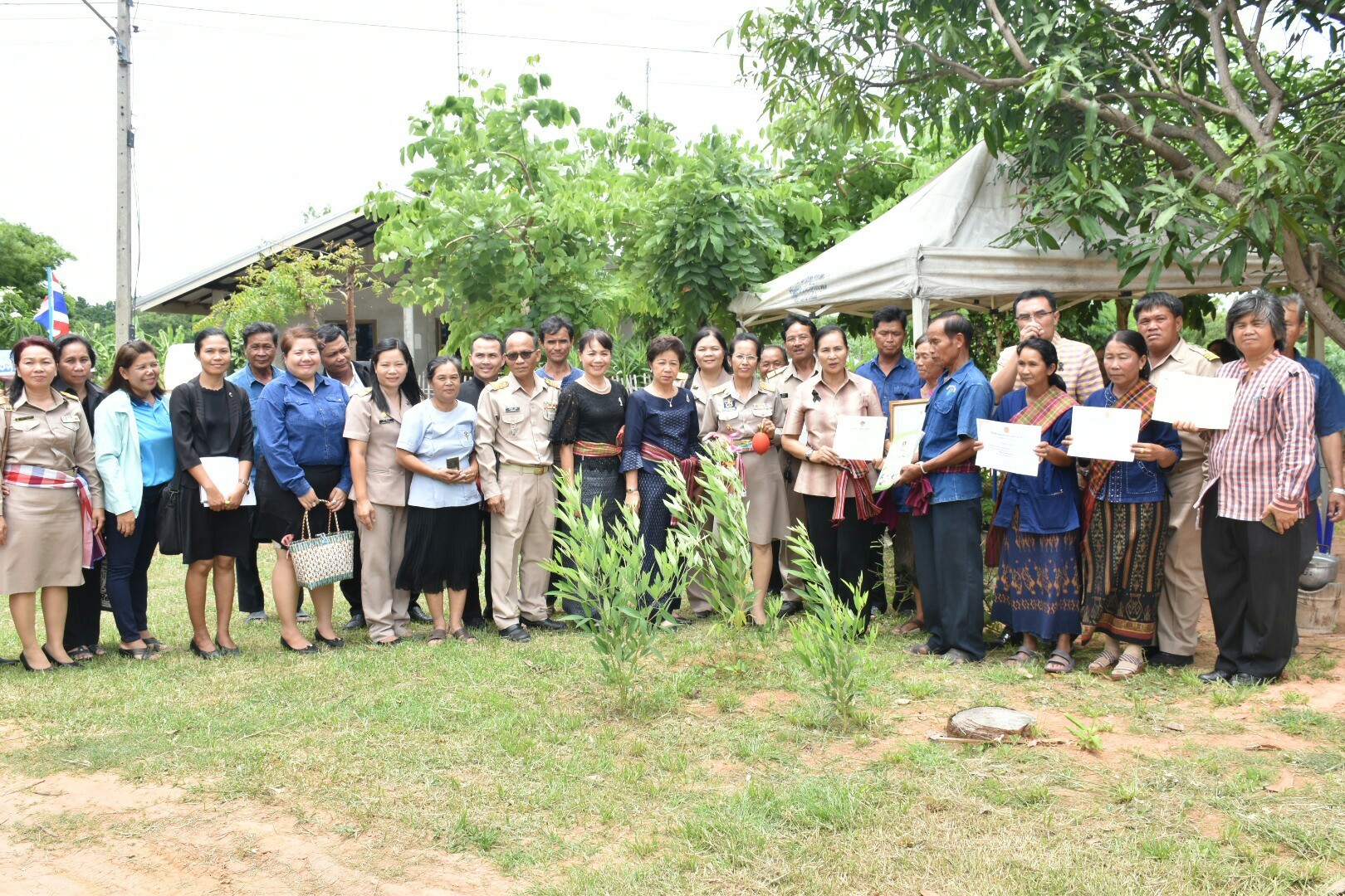 3 กรกฎาคม 2560  นางไพเราะ รอยตระกูล รองผู้ว่าราชการจังหวัดมหาสารคาม เป็นประธานคณะกรรมการคัดสรรหมู่บ้านเศรษฐกิจพอเพียง  “อยู่เย็น เป็นสุข” ดีเด่น ระดับจังหวัด ประจำปี 2560 รอบชิงชนะเลิศ ณ บ้านวังโพน หมู่ที่ 6 ตำบลเขวาไร่  อำเภอโกสุมพิสัย จังหวัดมหาสารคาม