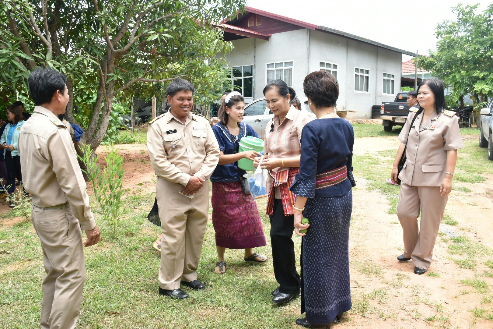 3 กรกฎาคม 2560  นางไพเราะ รอยตระกูล รองผู้ว่าราชการจังหวัดมหาสารคาม เป็นประธานคณะกรรมการคัดสรรหมู่บ้านเศรษฐกิจพอเพียง  “อยู่เย็น เป็นสุข” ดีเด่น ระดับจังหวัด ประจำปี 2560 รอบชิงชนะเลิศ ณ บ้านวังโพน หมู่ที่ 6 ตำบลเขวาไร่  อำเภอโกสุมพิสัย จังหวัดมหาสารคาม