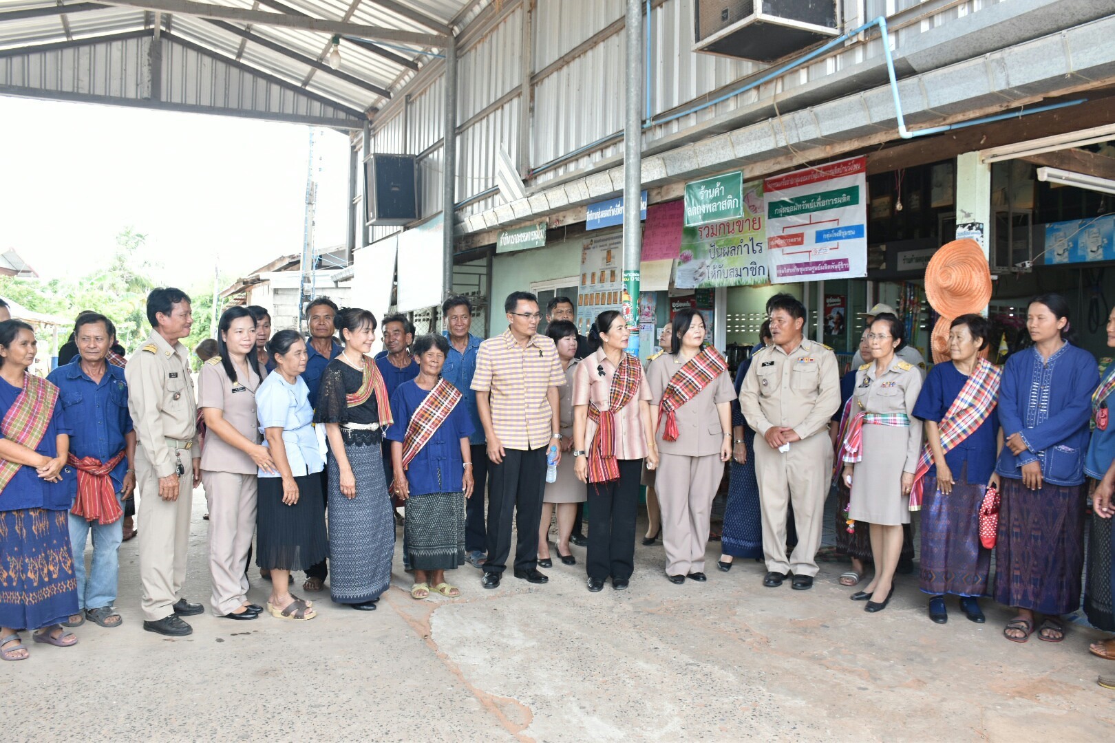 3 กรกฎาคม 2560  นางไพเราะ รอยตระกูล รองผู้ว่าราชการจังหวัดมหาสารคาม เป็นประธานคณะกรรมการคัดสรรหมู่บ้านเศรษฐกิจพอเพียง  “อยู่เย็น เป็นสุข” ดีเด่น ระดับจังหวัด ประจำปี 2560 รอบชิงชนะเลิศ ณ บ้านวังโพน หมู่ที่ 6 ตำบลเขวาไร่  อำเภอโกสุมพิสัย จังหวัดมหาสารคาม