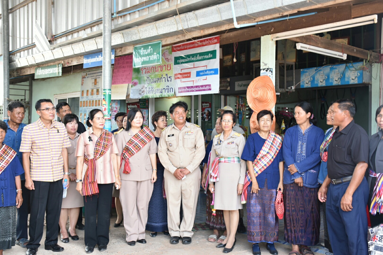 3 กรกฎาคม 2560  นางไพเราะ รอยตระกูล รองผู้ว่าราชการจังหวัดมหาสารคาม เป็นประธานคณะกรรมการคัดสรรหมู่บ้านเศรษฐกิจพอเพียง  “อยู่เย็น เป็นสุข” ดีเด่น ระดับจังหวัด ประจำปี 2560 รอบชิงชนะเลิศ ณ บ้านวังโพน หมู่ที่ 6 ตำบลเขวาไร่  อำเภอโกสุมพิสัย จังหวัดมหาสารคาม
