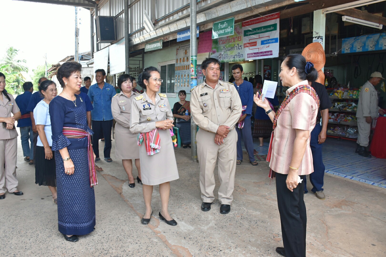 3 กรกฎาคม 2560  นางไพเราะ รอยตระกูล รองผู้ว่าราชการจังหวัดมหาสารคาม เป็นประธานคณะกรรมการคัดสรรหมู่บ้านเศรษฐกิจพอเพียง  “อยู่เย็น เป็นสุข” ดีเด่น ระดับจังหวัด ประจำปี 2560 รอบชิงชนะเลิศ ณ บ้านวังโพน หมู่ที่ 6 ตำบลเขวาไร่  อำเภอโกสุมพิสัย จังหวัดมหาสารคาม