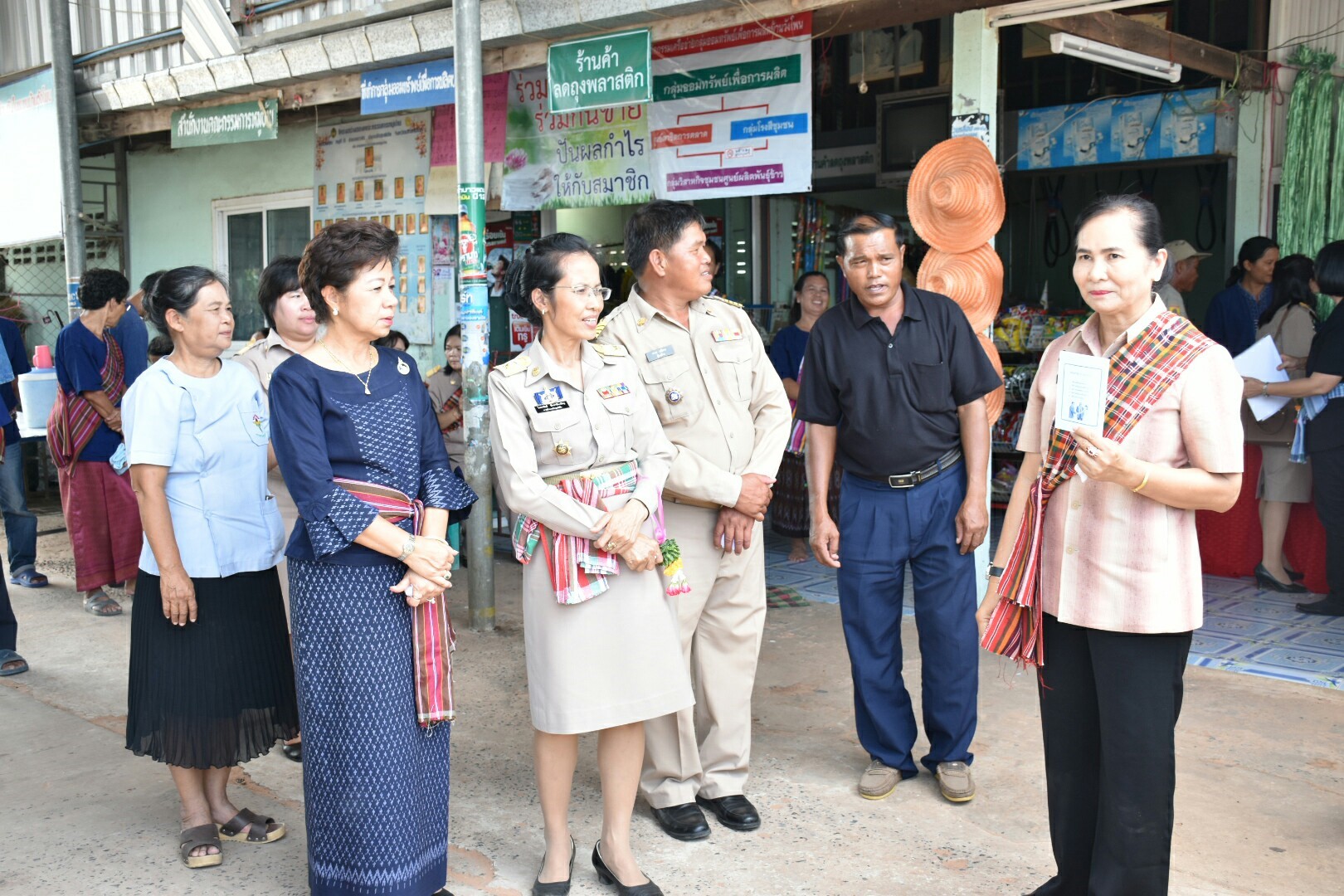 3 กรกฎาคม 2560  นางไพเราะ รอยตระกูล รองผู้ว่าราชการจังหวัดมหาสารคาม เป็นประธานคณะกรรมการคัดสรรหมู่บ้านเศรษฐกิจพอเพียง  “อยู่เย็น เป็นสุข” ดีเด่น ระดับจังหวัด ประจำปี 2560 รอบชิงชนะเลิศ ณ บ้านวังโพน หมู่ที่ 6 ตำบลเขวาไร่  อำเภอโกสุมพิสัย จังหวัดมหาสารคาม