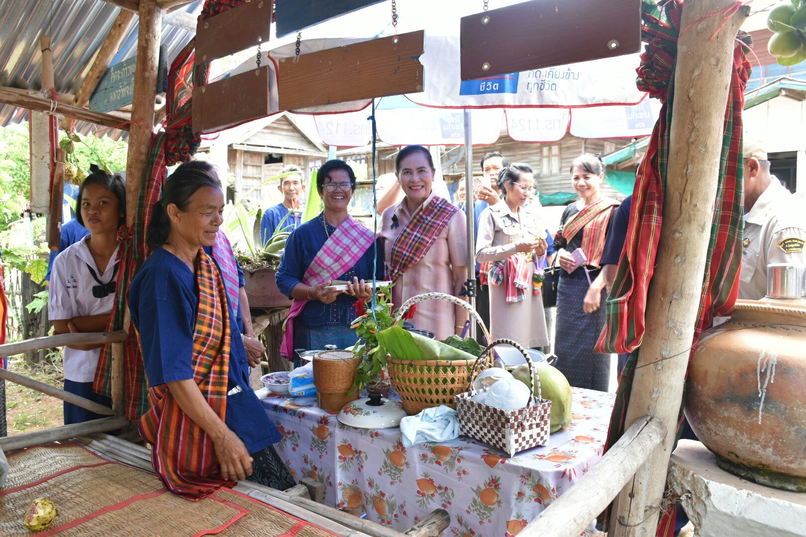 3 กรกฎาคม 2560  นางไพเราะ รอยตระกูล รองผู้ว่าราชการจังหวัดมหาสารคาม เป็นประธานคณะกรรมการคัดสรรหมู่บ้านเศรษฐกิจพอเพียง  “อยู่เย็น เป็นสุข” ดีเด่น ระดับจังหวัด ประจำปี 2560 รอบชิงชนะเลิศ ณ บ้านวังโพน หมู่ที่ 6 ตำบลเขวาไร่  อำเภอโกสุมพิสัย จังหวัดมหาสารคาม