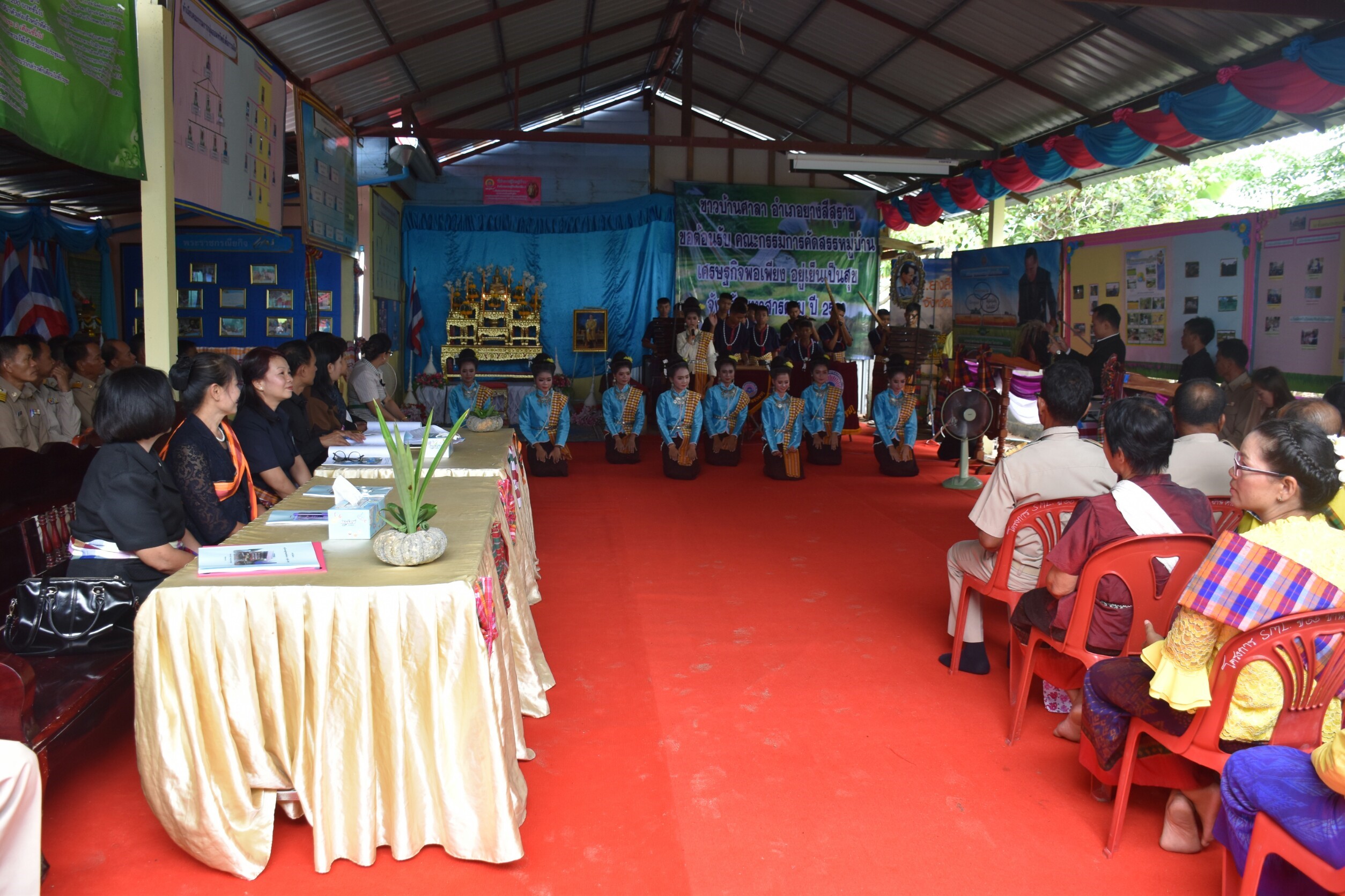 4 กรกฎาคม 2560  นางไพเราะ รอยตระกูล รองผู้ว่าราชการจังหวัดมหาสารคามเป็นประธานคณะกรรมการคัดสรรหมู่บ้านเศรษฐกิจพอเพียง “อยู่เย็น เป็นสุข” ดีเด่น ระดับจังหวัด ประจำปี 2560  รอบชิงชนะเลิศ บ้านศาลา หมู่ที่ 8  ตำบลนาภู อำเภอยางสีสุราช จังหวัดมหาสารคาม