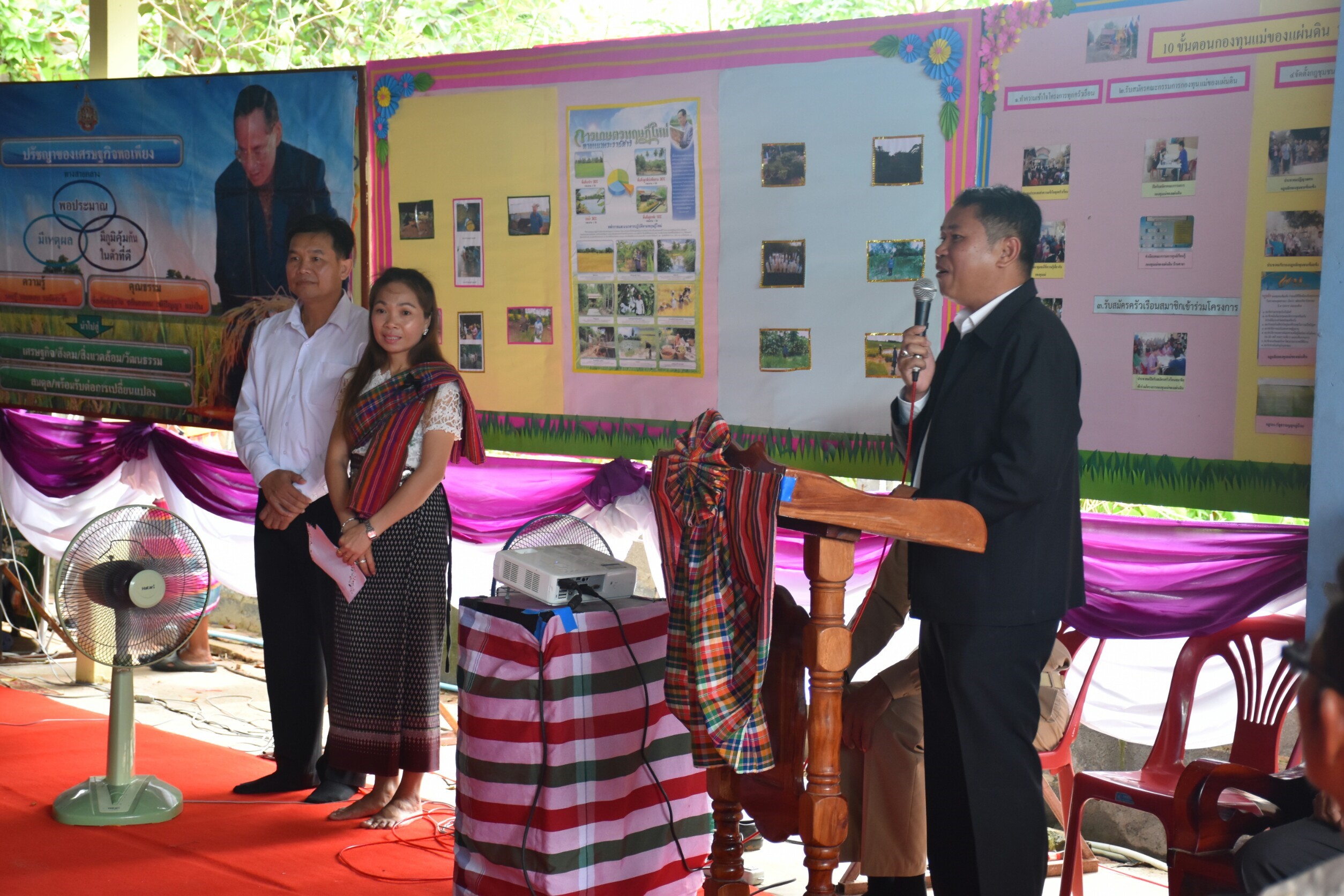 4 กรกฎาคม 2560  นางไพเราะ รอยตระกูล รองผู้ว่าราชการจังหวัดมหาสารคามเป็นประธานคณะกรรมการคัดสรรหมู่บ้านเศรษฐกิจพอเพียง “อยู่เย็น เป็นสุข” ดีเด่น ระดับจังหวัด ประจำปี 2560  รอบชิงชนะเลิศ บ้านศาลา หมู่ที่ 8  ตำบลนาภู อำเภอยางสีสุราช จังหวัดมหาสารคาม