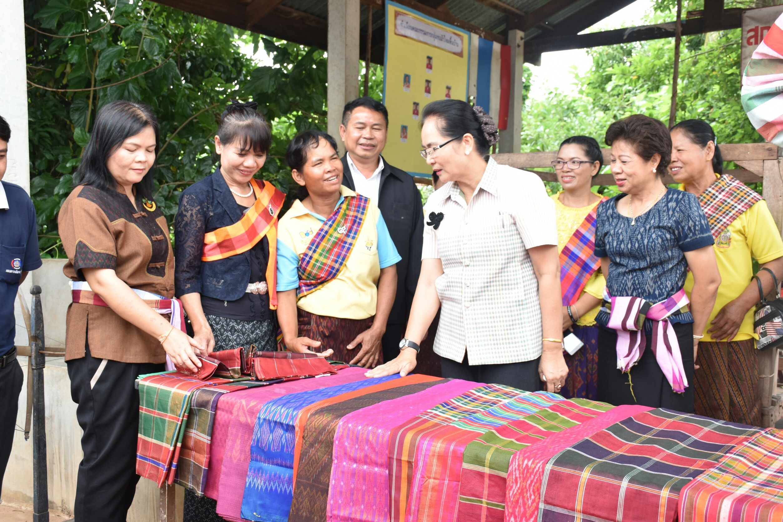 4 กรกฎาคม 2560  นางไพเราะ รอยตระกูล รองผู้ว่าราชการจังหวัดมหาสารคามเป็นประธานคณะกรรมการคัดสรรหมู่บ้านเศรษฐกิจพอเพียง “อยู่เย็น เป็นสุข” ดีเด่น ระดับจังหวัด ประจำปี 2560  รอบชิงชนะเลิศ บ้านศาลา หมู่ที่ 8  ตำบลนาภู อำเภอยางสีสุราช จังหวัดมหาสารคาม