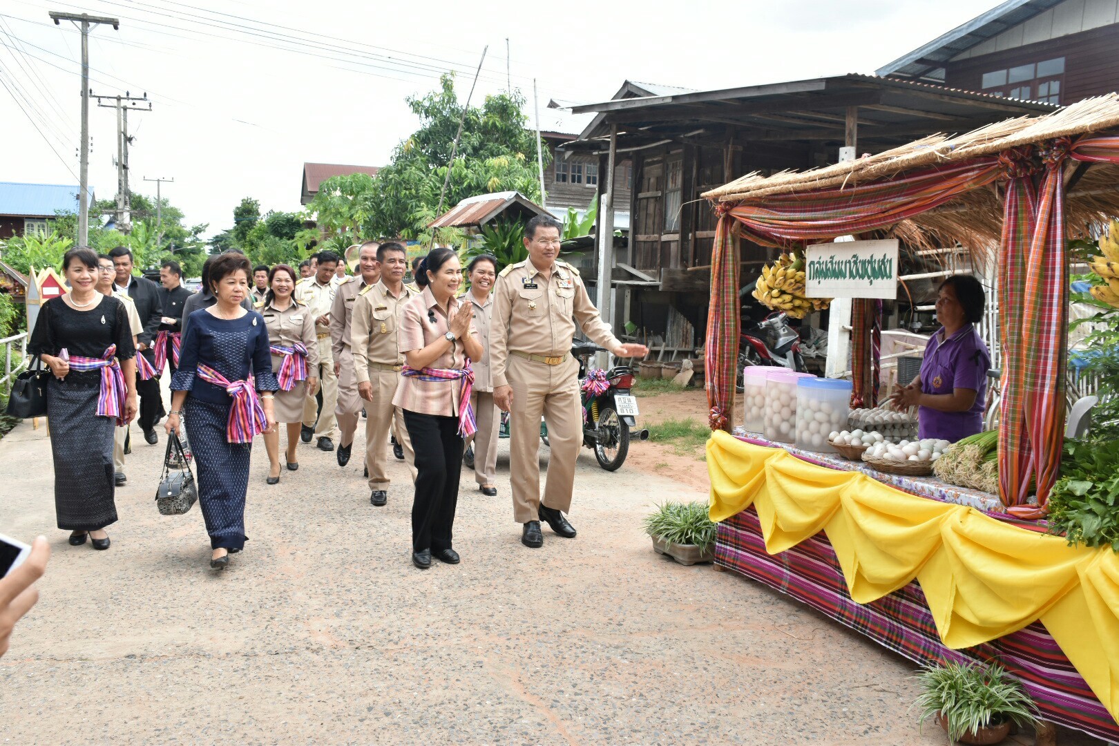 3 กรกฎาคม 2560  นางไพเราะ รอยตระกูล รองผู้ว่าราชการจังหวัดมหาสารคาม เป็นประธานคณะกรรมการคัดสรรหมู่บ้านเศรษฐกิจพอเพียง “อยู่เย็น เป็นสุข” ดีเด่น ระดับจังหวัด ประจำปี 2560