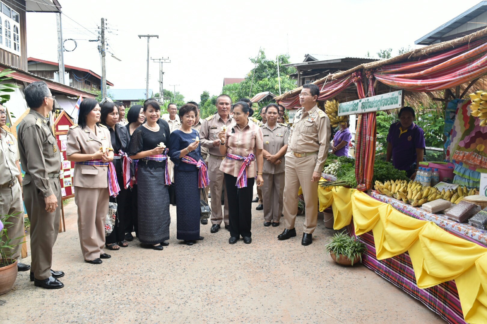 3 กรกฎาคม 2560  นางไพเราะ รอยตระกูล รองผู้ว่าราชการจังหวัดมหาสารคาม เป็นประธานคณะกรรมการคัดสรรหมู่บ้านเศรษฐกิจพอเพียง “อยู่เย็น เป็นสุข” ดีเด่น ระดับจังหวัด ประจำปี 2560
