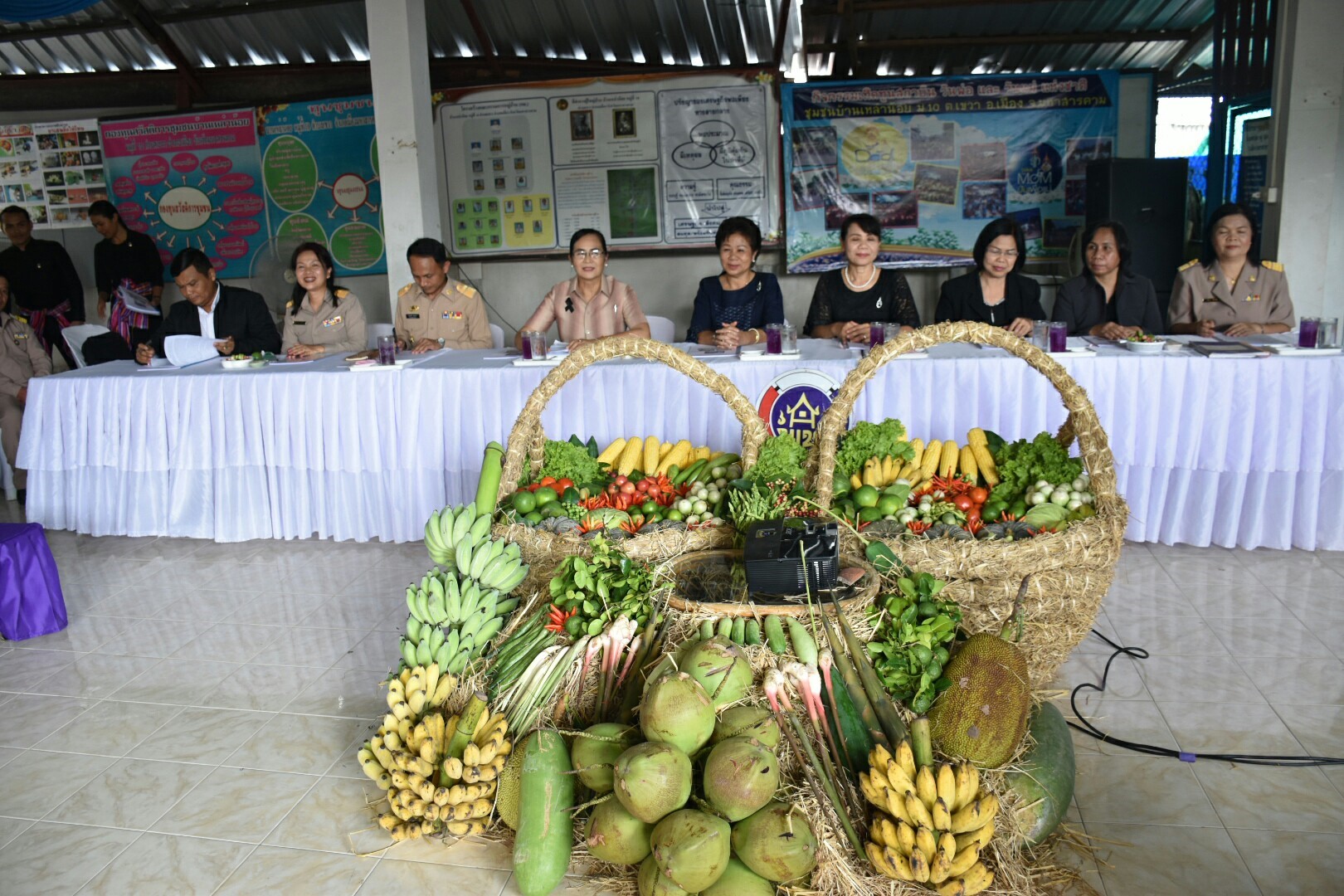 3 กรกฎาคม 2560  นางไพเราะ รอยตระกูล รองผู้ว่าราชการจังหวัดมหาสารคาม เป็นประธานคณะกรรมการคัดสรรหมู่บ้านเศรษฐกิจพอเพียง “อยู่เย็น เป็นสุข” ดีเด่น ระดับจังหวัด ประจำปี 2560