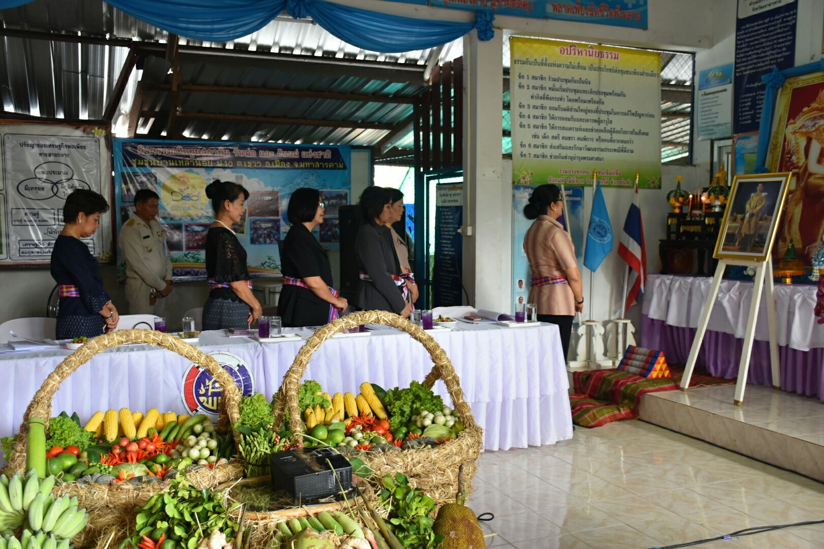 3 กรกฎาคม 2560  นางไพเราะ รอยตระกูล รองผู้ว่าราชการจังหวัดมหาสารคาม เป็นประธานคณะกรรมการคัดสรรหมู่บ้านเศรษฐกิจพอเพียง “อยู่เย็น เป็นสุข” ดีเด่น ระดับจังหวัด ประจำปี 2560