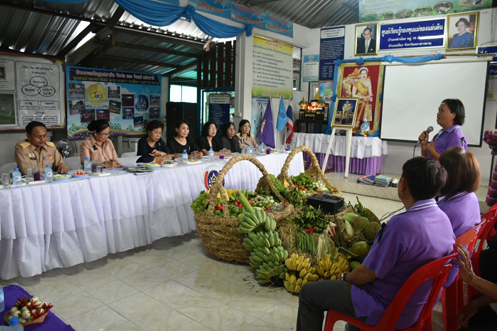 3 กรกฎาคม 2560  นางไพเราะ รอยตระกูล รองผู้ว่าราชการจังหวัดมหาสารคาม เป็นประธานคณะกรรมการคัดสรรหมู่บ้านเศรษฐกิจพอเพียง “อยู่เย็น เป็นสุข” ดีเด่น ระดับจังหวัด ประจำปี 2560