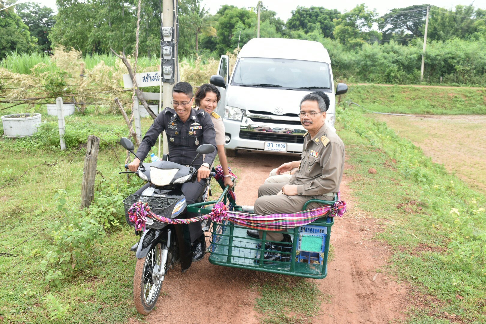3 กรกฎาคม 2560  นางไพเราะ รอยตระกูล รองผู้ว่าราชการจังหวัดมหาสารคาม เป็นประธานคณะกรรมการคัดสรรหมู่บ้านเศรษฐกิจพอเพียง “อยู่เย็น เป็นสุข” ดีเด่น ระดับจังหวัด ประจำปี 2560