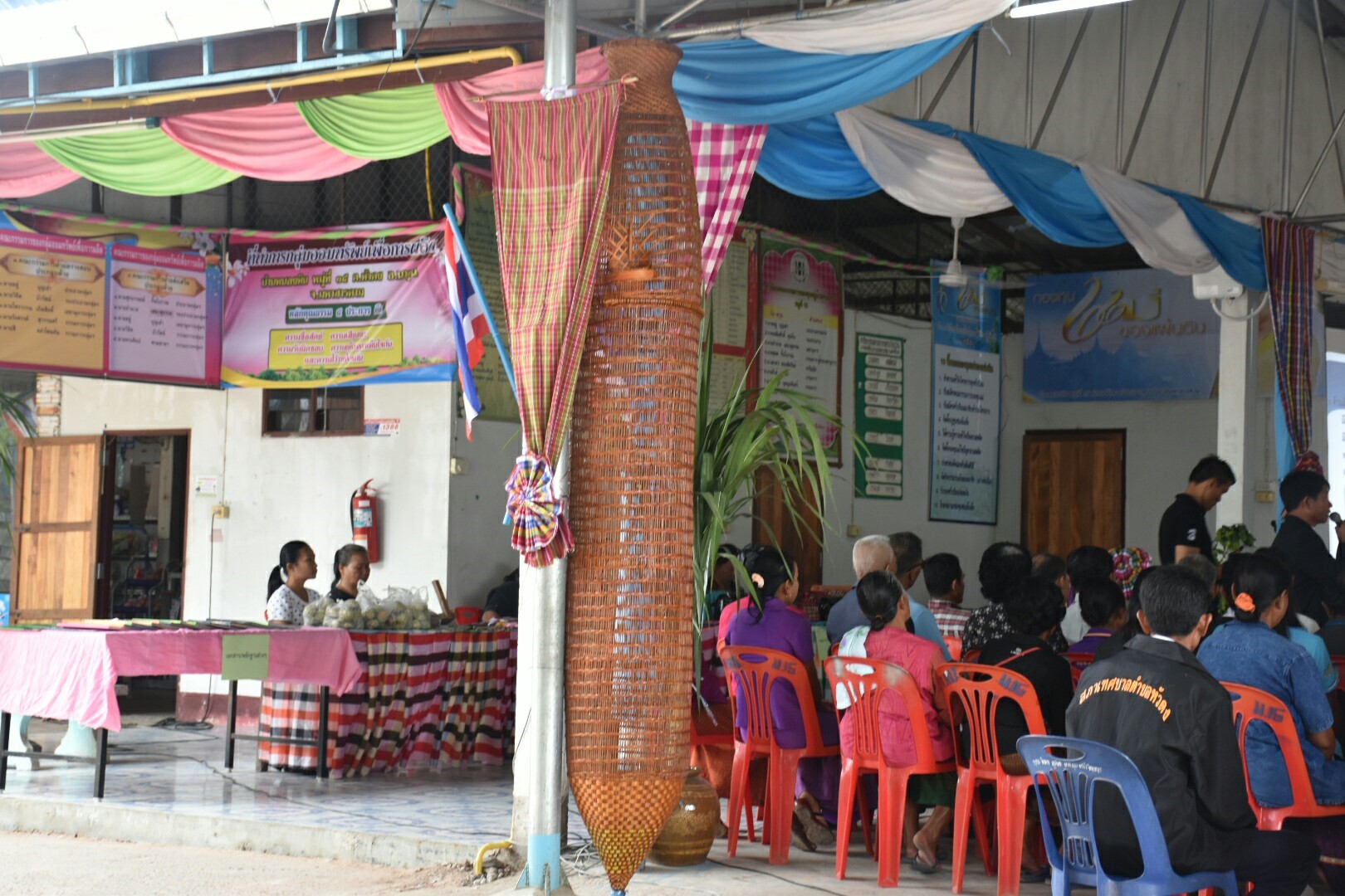 19 กรกฎาคม 2560  นางสาวศศิธร ปัญญาไว พัฒนาการจังหวัดมหาสารคาม  เป็นประธานคณะกรรมการประกวดหมู่บ้านเศรษฐกิจพอเพียงดีเด่น ปี 2560  ตามโครงการมหาสารคามน้อมนำปรัชญาเศรษฐกิจพอเพียง เพื่อพัฒนาคุณภาพในชุมชน ณ บ้านหนองหิน หมู่ที่ 15 ตำบลหัวดง  อำเภอนาดูน จังหวัดมหาสารคาม