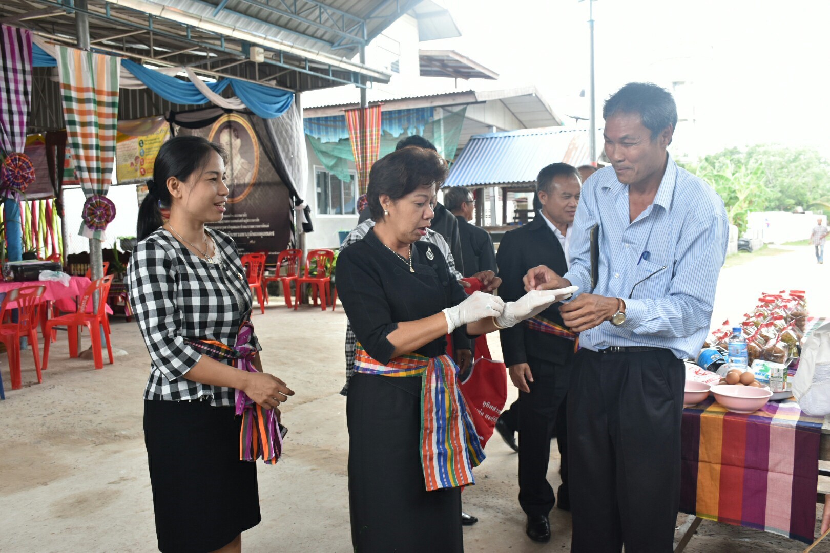 19 กรกฎาคม 2560  นางสาวศศิธร ปัญญาไว พัฒนาการจังหวัดมหาสารคาม  เป็นประธานคณะกรรมการประกวดหมู่บ้านเศรษฐกิจพอเพียงดีเด่น ปี 2560  ตามโครงการมหาสารคามน้อมนำปรัชญาเศรษฐกิจพอเพียง เพื่อพัฒนาคุณภาพในชุมชน ณ บ้านหนองหิน หมู่ที่ 15 ตำบลหัวดง  อำเภอนาดูน จังหวัดมหาสารคาม