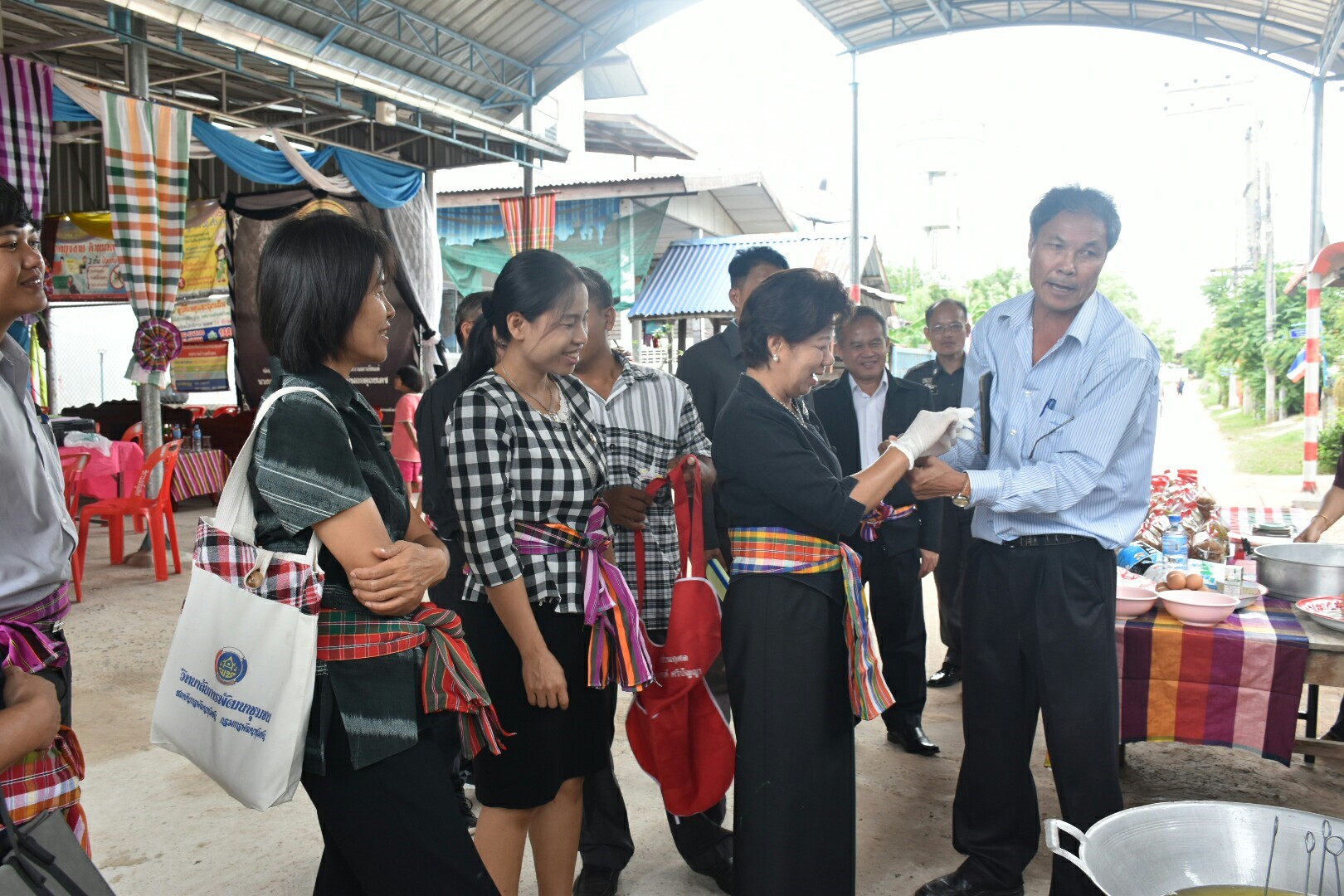 19 กรกฎาคม 2560  นางสาวศศิธร ปัญญาไว พัฒนาการจังหวัดมหาสารคาม  เป็นประธานคณะกรรมการประกวดหมู่บ้านเศรษฐกิจพอเพียงดีเด่น ปี 2560  ตามโครงการมหาสารคามน้อมนำปรัชญาเศรษฐกิจพอเพียง เพื่อพัฒนาคุณภาพในชุมชน ณ บ้านหนองหิน หมู่ที่ 15 ตำบลหัวดง  อำเภอนาดูน จังหวัดมหาสารคาม
